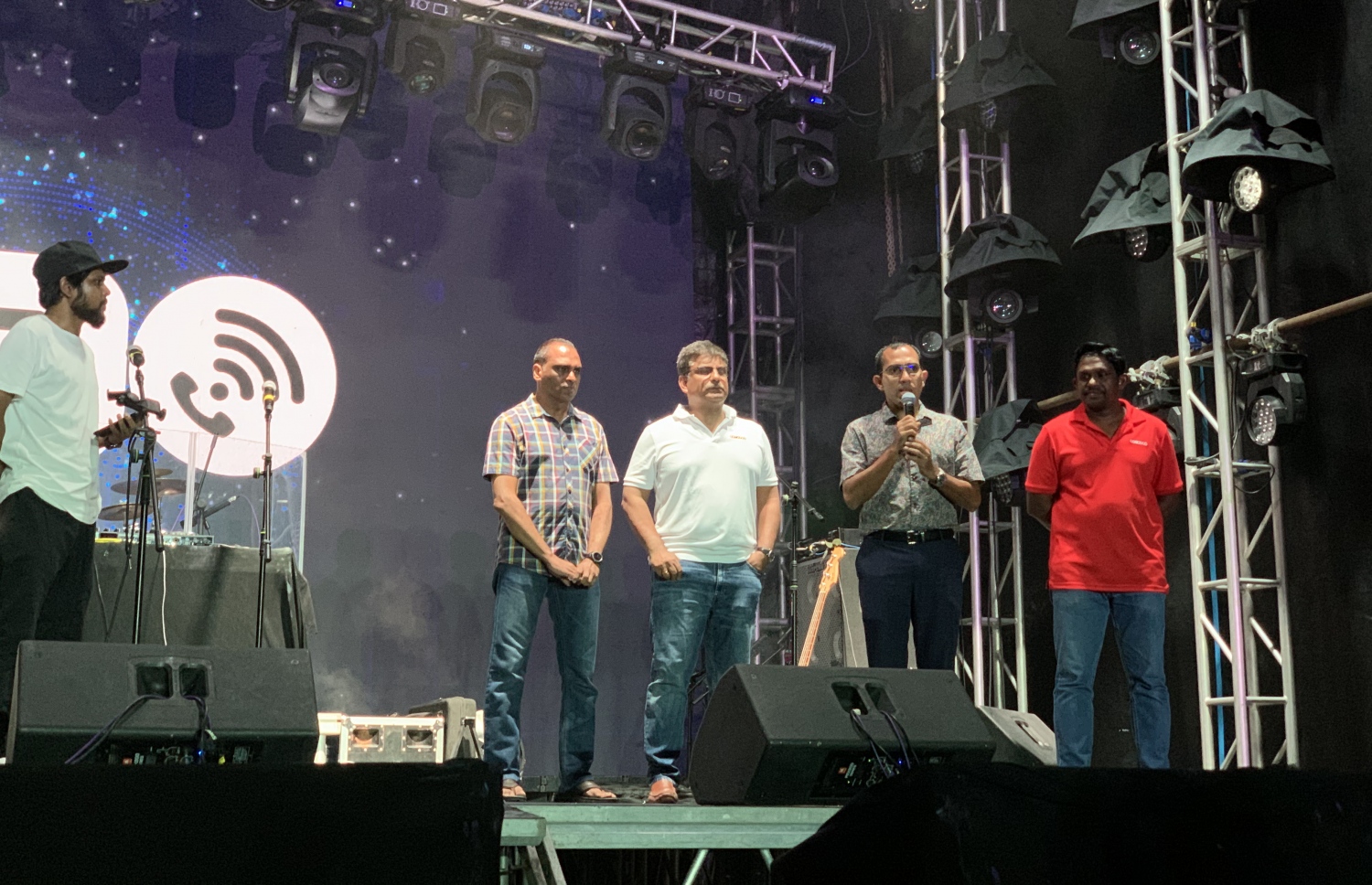 "ވައިފައި ކޯލިން" ތައާރަފު ކުރުމުގެ ހަފްލާ ގައި މިނިސްޓަރު މަލީހް ވާހަކަ ދައްކަވަނީ.---ފޮޓޯ: މިހާރު