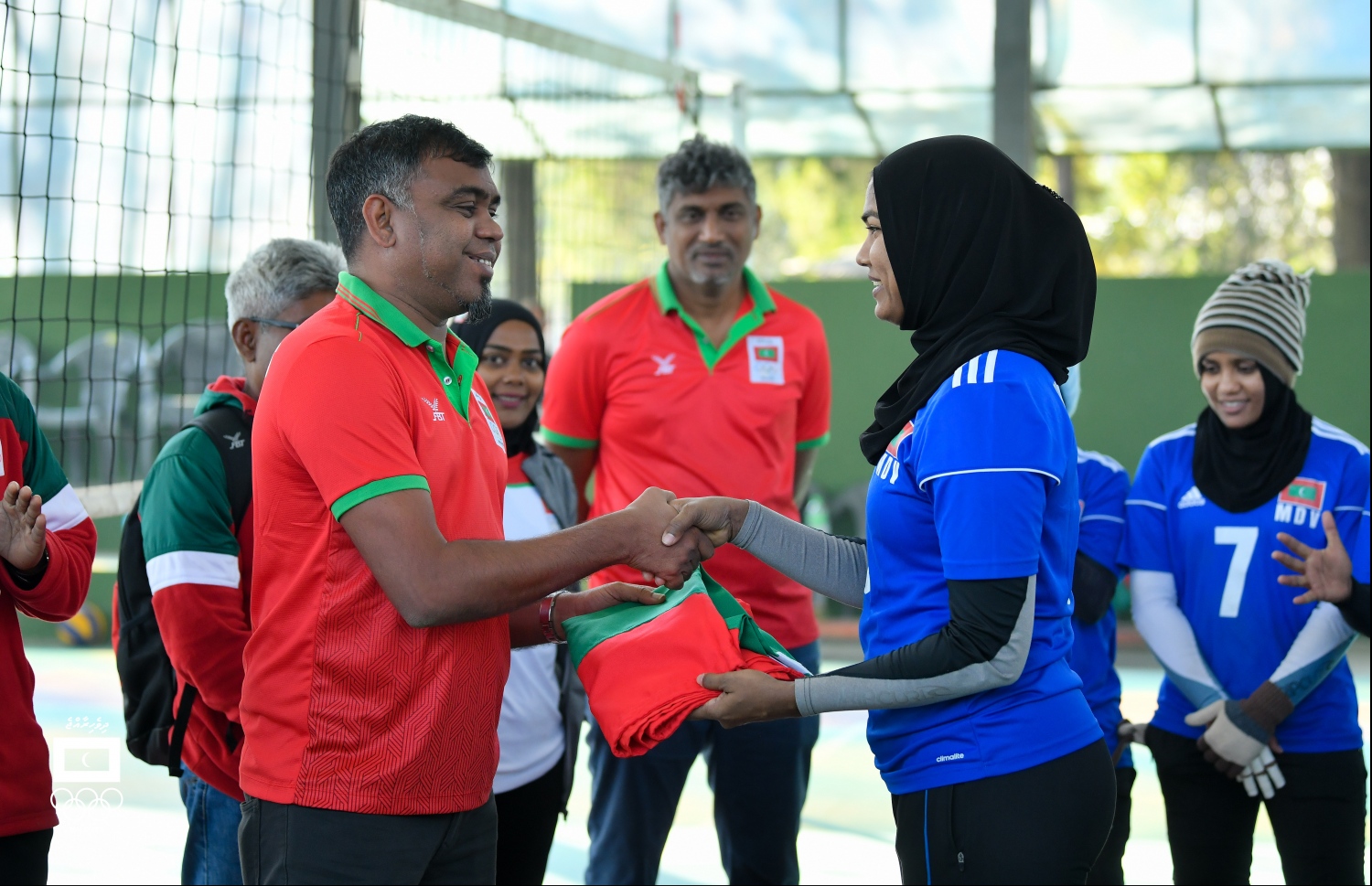 އޮލިމްޕިކް ކޮމިޓީގެ ސެކްރެޓަރީ ޖެނެރަލް މަރޭ (ވ) ހައްވައާ ދިދަ ހަވާލުކުރަނީ. -- ފޮޓޯ: ހުސެއިން ވަހީދު/ މޯލްޑިވްސް އޮލިމްޕިކް ކޮމިޓީ