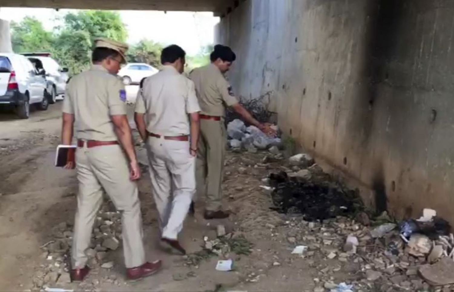 ހައިދުރައާބާދުގައި މިދިއަ މަހު ރޭޕްކޮށް މަރާލި އަަންހެންމީހާގެ އަނދާފައިވާ ހަށިގަނޑު ކައިރީގައި ފުލުހުން