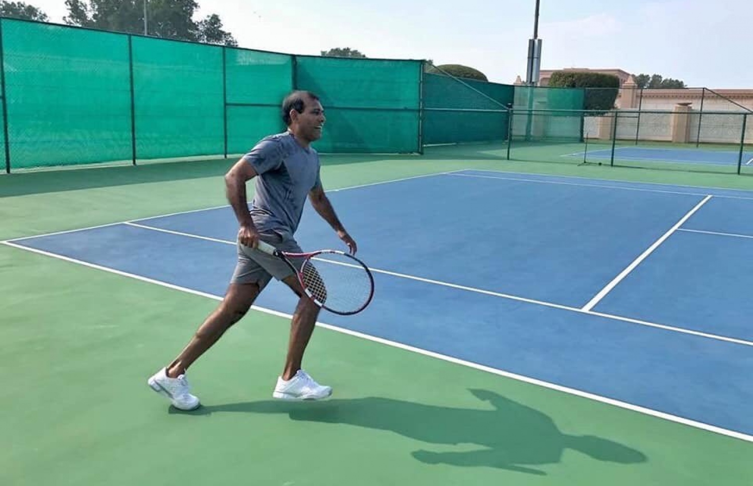 ރައީސް އިބްރާހިމް މުހައްމަދު ސޯލިހާއި ކުރީގެ ރައީސް މުހައްމަދު ނަޝީދު ޔޫއޭއީގައި ޓެނިސް ކުޅުއްވަނީ.