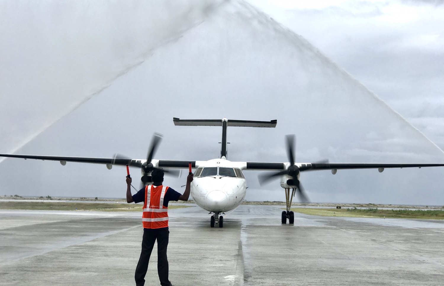 މާފަރު އެެއާޕޯޓަށް ޖެއްސިވަގުތު ފަޔާ ޓީމުން ފެނުގެ ސެލިއުޓެއް ދެނީ--- ފޮޓޯ:މިހާރު