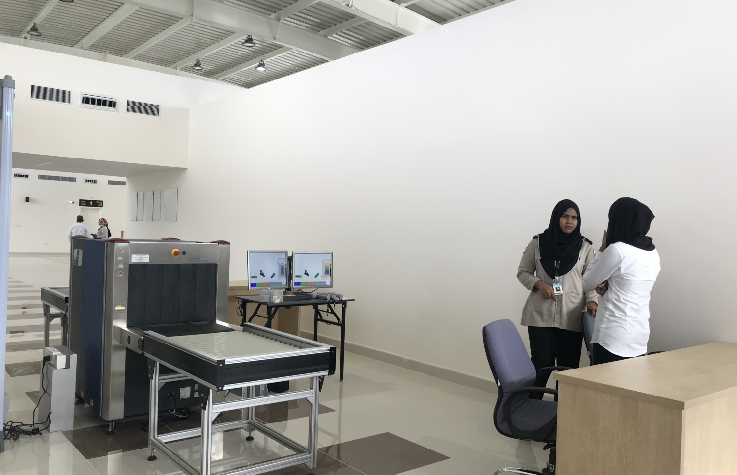 އެއާޕޯޓު ސެކިއުރިޓީ ޗެކިން: އެއާޕޯޓާ އެކު ގިނަ ވަޒީފާތަކެއް އުފެދޭނެ ކަމަށް ބެލެވޭ -- ފޮޓޯ: މިހާރު