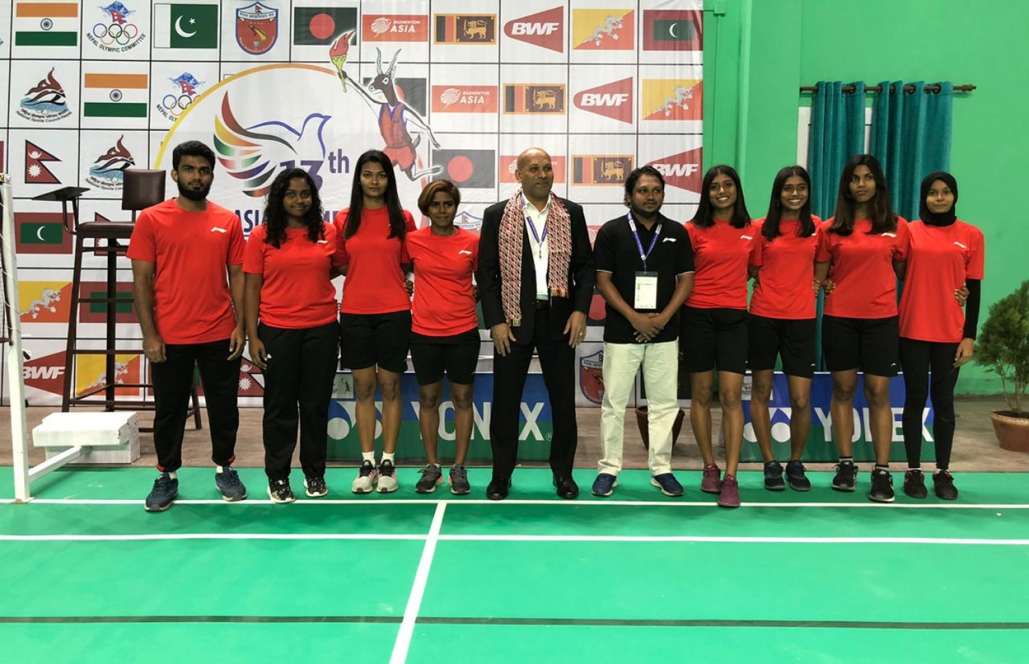 ގައުމީ އަންހެން ބެޑްމިންޓަން ޓީމުގެ ކުޅުންތެރިންނާއި ބެޑްމިންޓަން އެސޯސިއޭޝަންގެ ބައެއް އިސްވެރިން. -- ފޮޓޯ: މޯލްޑިވްސް އޮލިމްޕިކް ކޮމިޓީ