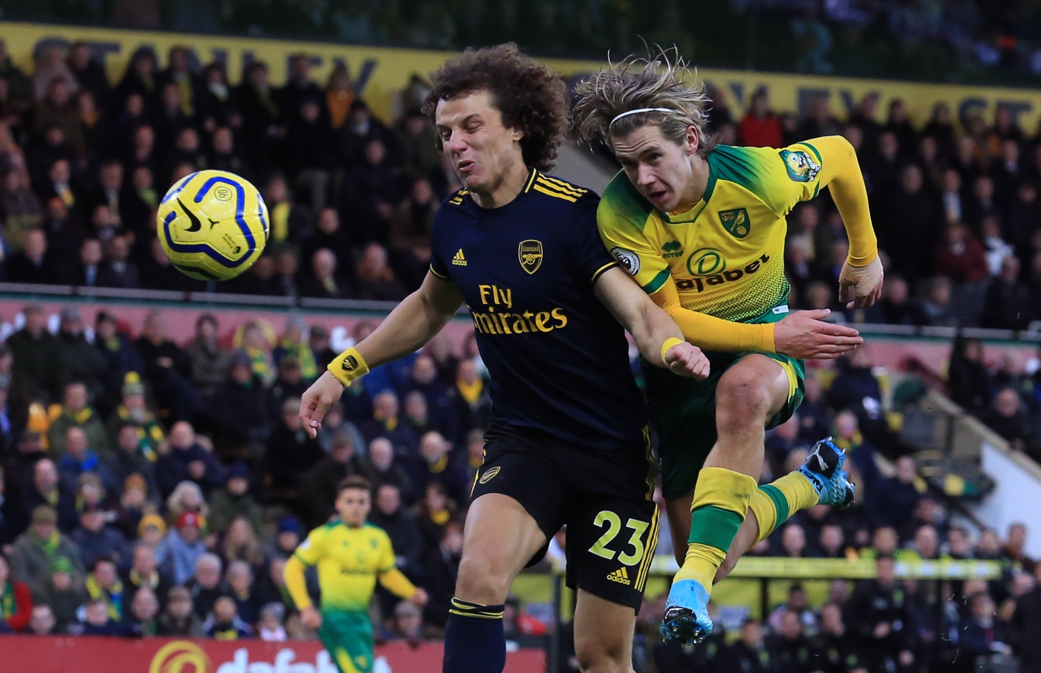 އާސެނަލްގެ ޑަވިޑް ލުއިޒް (ވ) އާއި ނޯވިޗް ސިޓީގެ ޓޮޑް ކެންޓްވެލް ބޯޅައަށް މަސައްކަތްކުރަނީ. --ފޮޓޯ: އޭއެފްޕީ