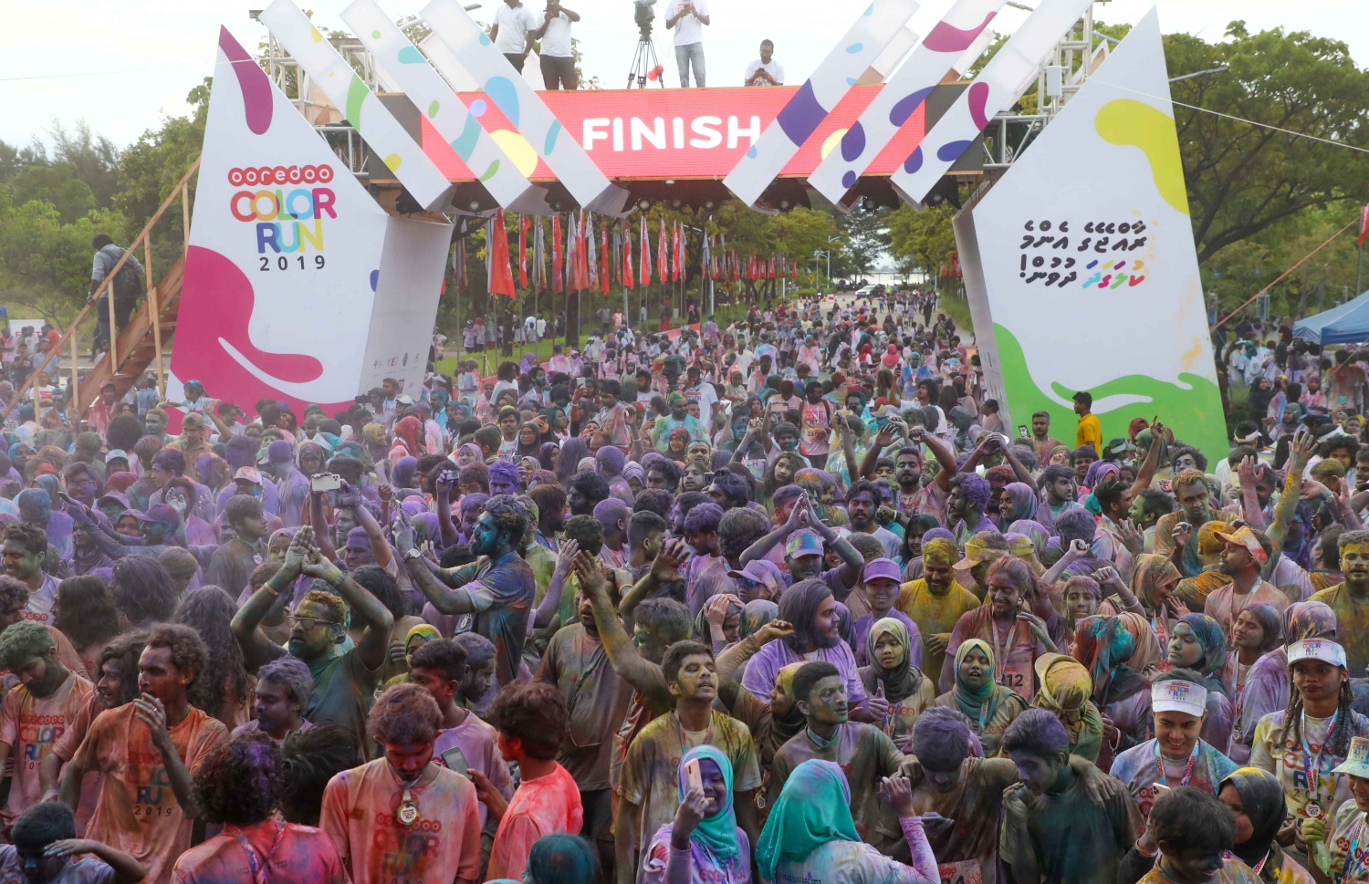 ހުޅުމާލެ: ނޮވެމްބަރު 30، 2019- އުރީދޫން މި އަހަރު ބޭއްވި  ފޯރިގަދަ ކަލަ ރަންގެ ބައިވެރިން އުފާފާޅުކުރަނީ: އާންމުންގެ ބޮޑު ތަރުހީބެއް ލިބުނު މި އަހަރުގެ މި ހަރަކާތުގައި 5،000 ވުރެ ގިނަ މީހުން ބައިވެރިވި ކަމަށް އުރީދޫން ބުނޭ.---ފޮޓޯތައް: އުރީދޫ