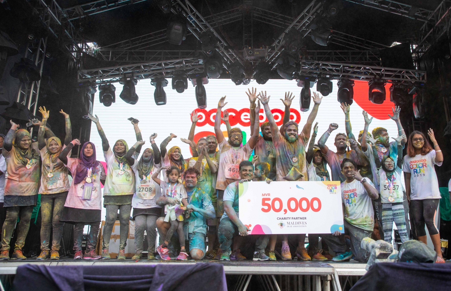 ހުޅުމާލެ: ނޮވެމްބަރު 30، 2019- އުރީދޫން މި އަހަރު ބޭއްވި  ފޯރިގަދަ ކަލަ ރަންގެ ބައިވެރިން އުފާފާޅުކުރަނީ: އާންމުންގެ ބޮޑު ތަރުހީބެއް ލިބުނު މި އަހަރުގެ މި ހަރަކާތުގައި 5،000 ވުރެ ގިނަ މީހުން ބައިވެރިވި ކަމަށް އުރީދޫން ބުނޭ.---ފޮޓޯތައް: އުރީދޫ