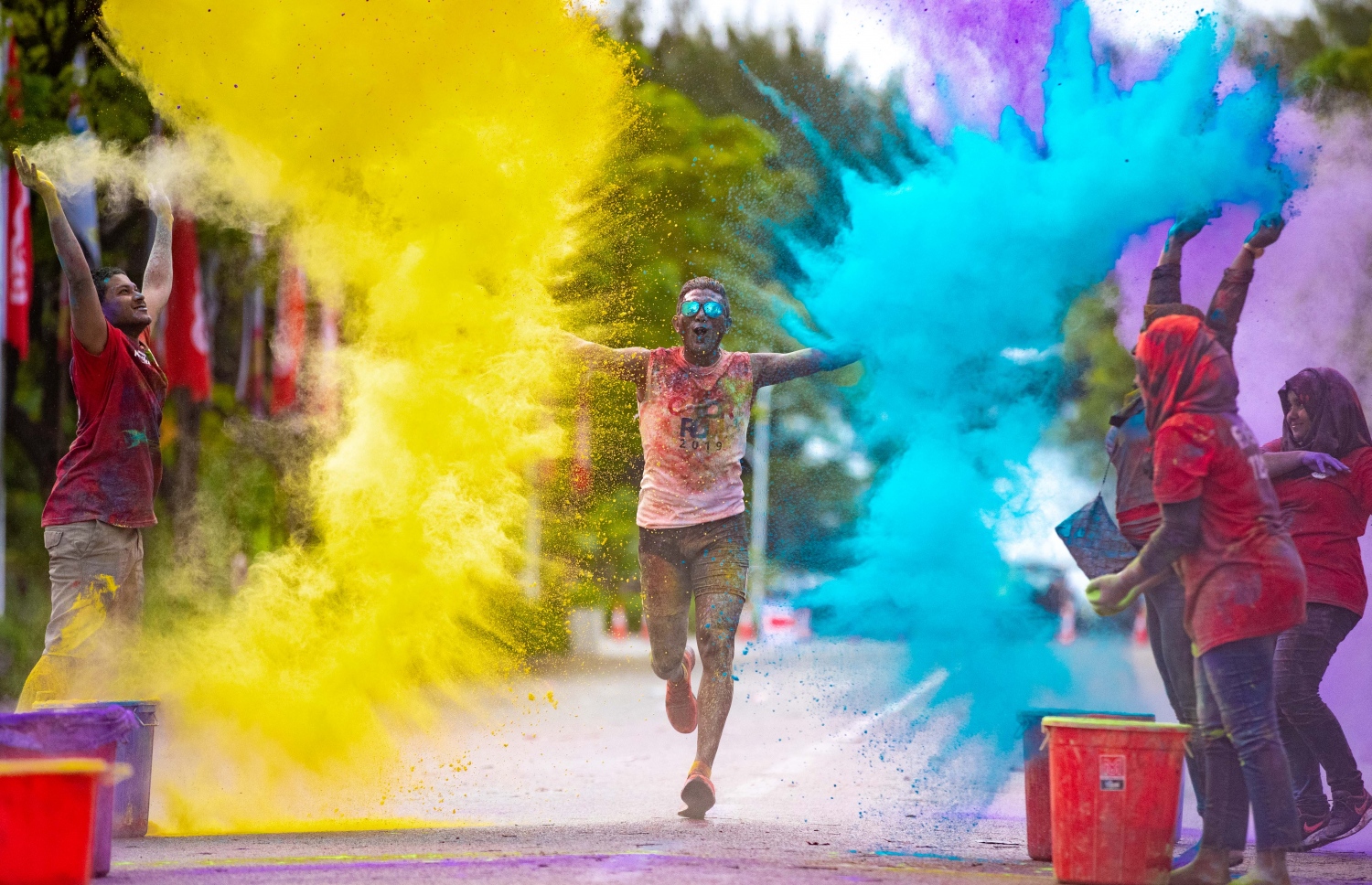 ހުޅުމާލެ: ނޮވެމްބަރު 30، 2019- އުރީދޫން މި އަހަރު ބޭއްވި  ފޯރިގަދަ ކަލަ ރަންގެ ބައިވެރިން ގަޔަށް ކުލަ ޕޮއިންޓަކުން ކުލަޖަހަނީ: އާންމުންގެ ބޮޑު ތަރުހީބެއް ލިބުނު މި އަހަރުގެ މި ހަރަކާތުގައި 5،000 ވުރެ ގިނަ މީހުން ބައިވެރިވި ކަމަށް އުރީދޫން ބުނޭ.---ފޮޓޯތައް: އުރީދޫ