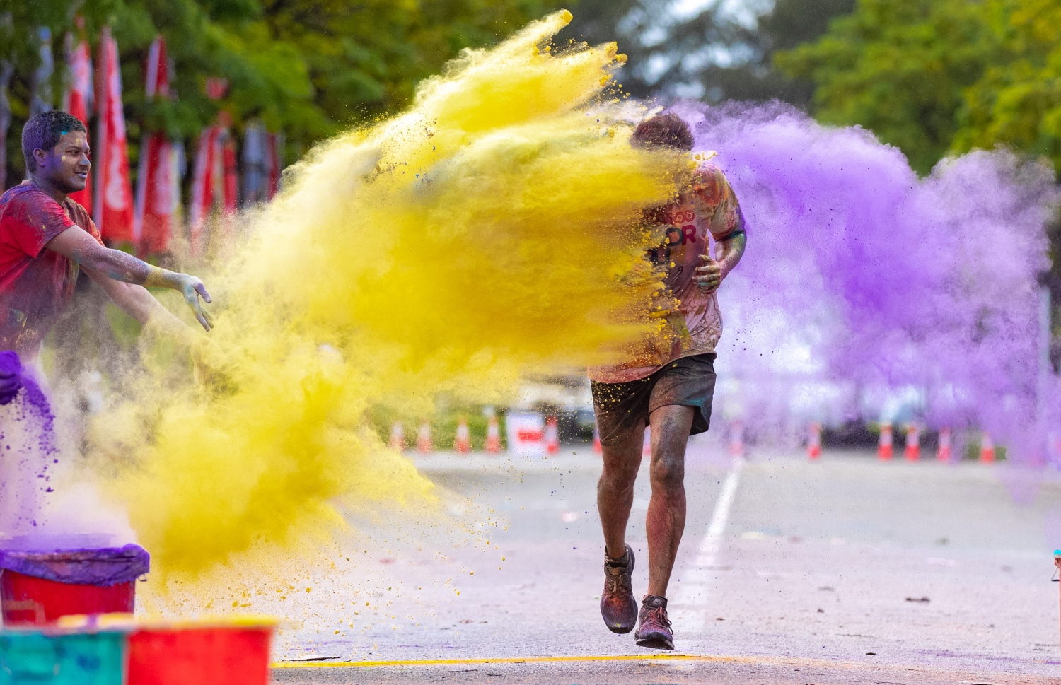 ހުޅުމާލެ: ނޮވެމްބަރު 30، 2019- އުރީދޫން މި އަހަރު ބޭއްވި  ފޯރިގަދަ ކަލަ ރަންގެ ބައިވެރިން ގަޔަށް ކުލަ ޕޮއިންޓަކުން ކުލަޖަހަނީ: އާންމުންގެ ބޮޑު ތަރުހީބެއް ލިބުނު މި އަހަރުގެ މި ހަރަކާތުގައި 5،000 ވުރެ ގިނަ މީހުން ބައިވެރިވި ކަމަށް އުރީދޫން ބުނޭ.---ފޮޓޯތައް: އުރީދޫ