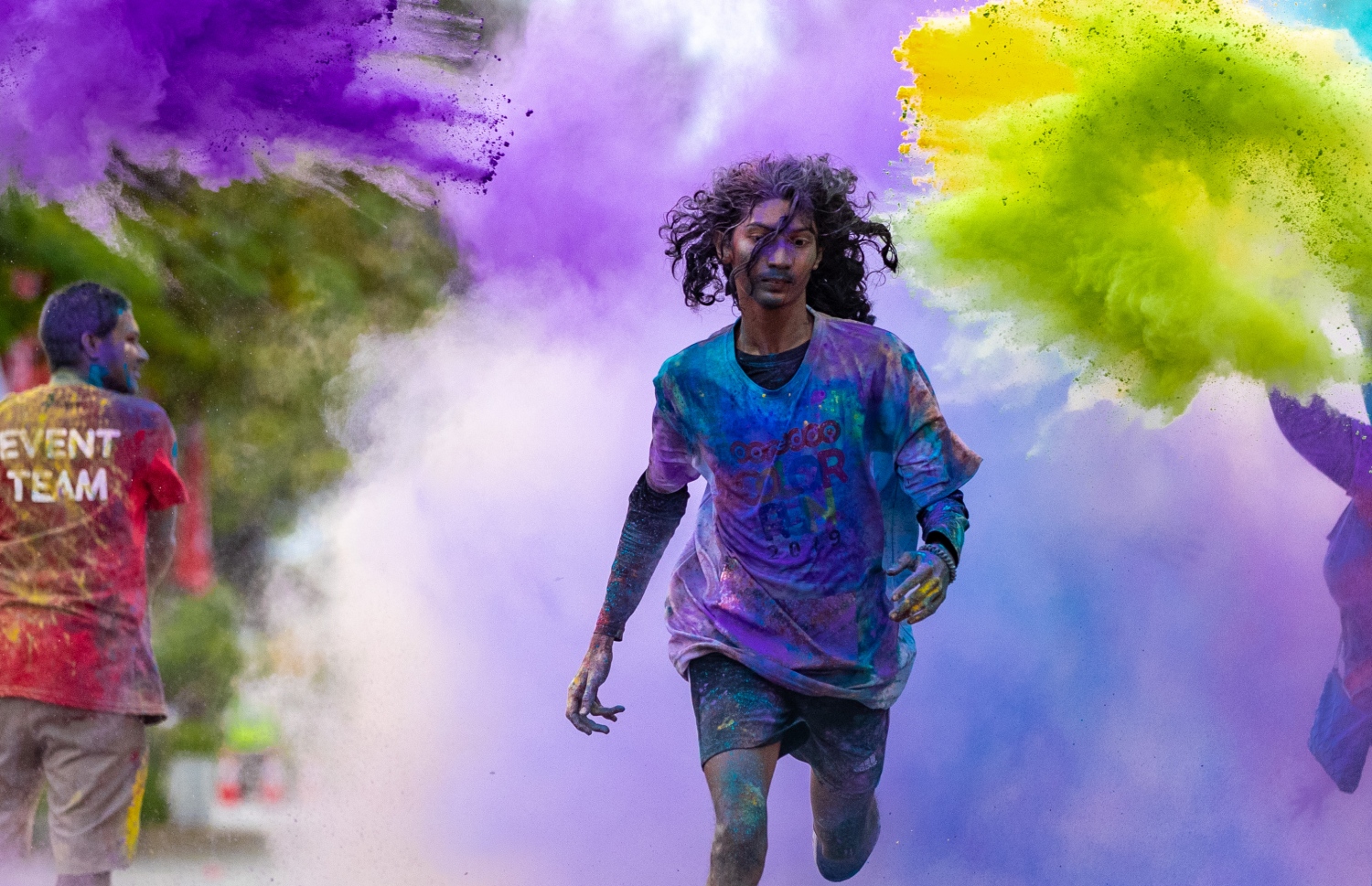 ހުޅުމާލެ: ނޮވެމްބަރު 30، 2019- އުރީދޫން މި އަހަރު ބޭއްވި  ފޯރިގަދަ ކަލަ ރަންގެ ބައިވެރިން ގަޔަށް ކުލަ ޕޮއިންޓަކުން ކުލަޖަހަނީ: އާންމުންގެ ބޮޑު ތަރުހީބެއް ލިބުނު މި އަހަރުގެ މި ހަރަކާތުގައި 5،000 ވުރެ ގިނަ މީހުން ބައިވެރިވި ކަމަށް އުރީދޫން ބުނޭ.---ފޮޓޯތައް: އުރީދޫ