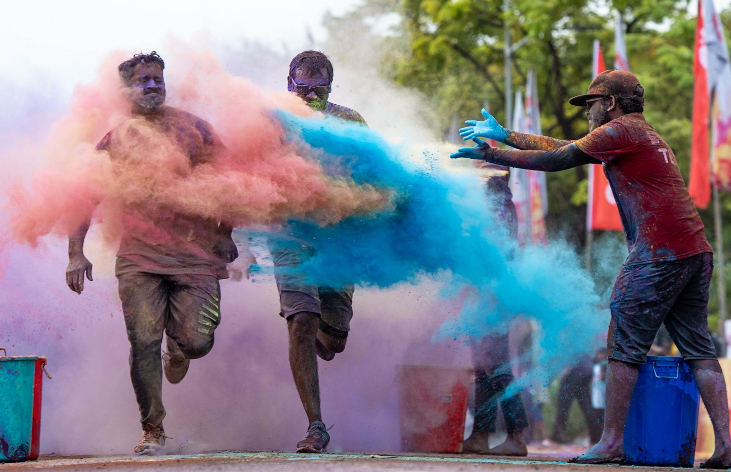 ހުޅުމާލެ: ނޮވެމްބަރު 30، 2019- އުރީދޫން މި އަހަރު ބޭއްވި  ފޯރިގަދަ ކަލަ ރަންގެ ބައިވެރިން ގަޔަށް ކުލަ ޕޮއިންޓަކުން ކުލަޖަހަނީ: އާންމުންގެ ބޮޑު ތަރުހީބެއް ލިބުނު މި އަހަރުގެ މި ހަރަކާތުގައި 5،000 ވުރެ ގިނަ މީހުން ބައިވެރިވި ކަމަށް އުރީދޫން ބުނޭ.---ފޮޓޯތައް: އުރީދޫ
