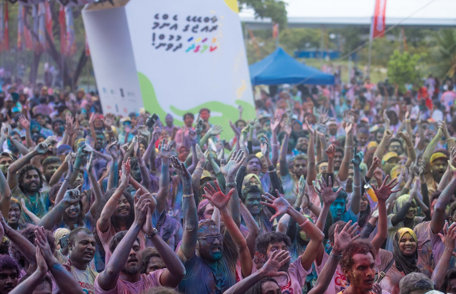 ހުޅުމާލެ: ނޮވެމްބަރު 30، 2019- އުރީދޫން މި އަހަރު ބޭއްވި  ފޯރިގަދަ ކަލަ ރަންގެ ބައިވެރިން އުފާފާޅުކުރަނީ: އާންމުންގެ ބޮޑު ތަރުހީބެއް ލިބުނު މި އަހަރުގެ މި ހަރަކާތުގައި 5،000 ވުރެ ގިނަ މީހުން ބައިވެރިވި ކަމަށް އުރީދޫން ބުނޭ.---ފޮޓޯތައް: އުރީދޫ