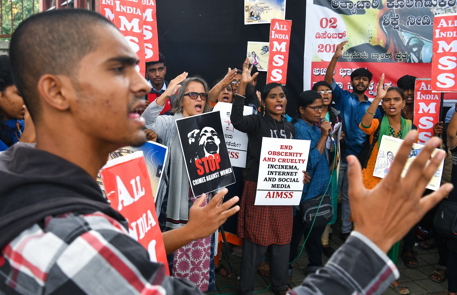 އިންޑިއާގެ 27 އަހަރުގެ އަންހެނަކު ރޭޕްކޮށް މަރާލުމާ ގުޅިގެން މުޒާހަރާ ކުރަނީ. --ފޮޓޯ:އޭއެފްޕީ