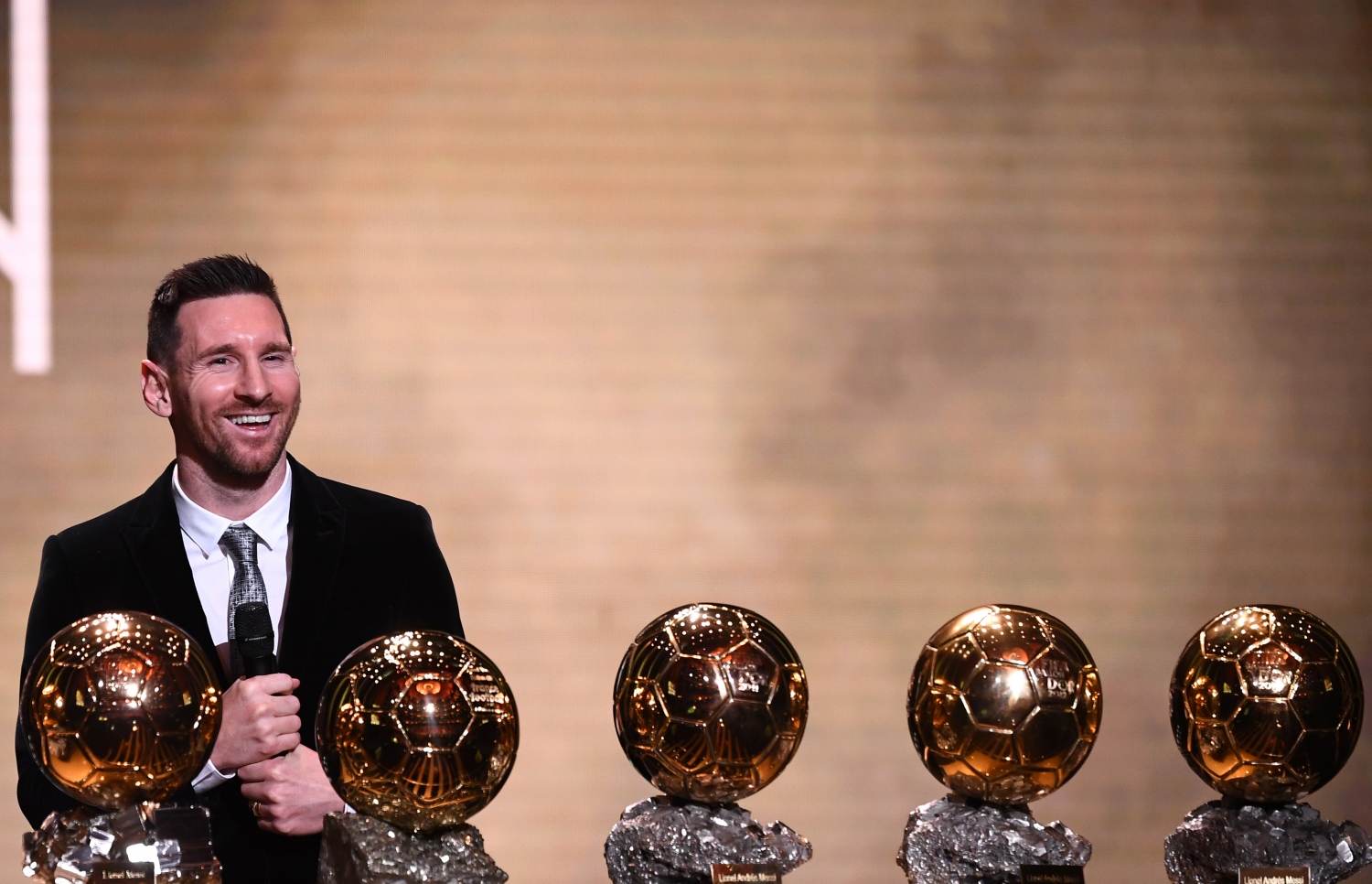 މެސީ އޭނާ އަށް ލިބުނު އެވޯޑްތަކުގެ ކައިރީގައި ފޮޓޯއަކަށް ހުއްޓިލައިގެން. --ފޮޓޯ: އޭއެފްޕީ