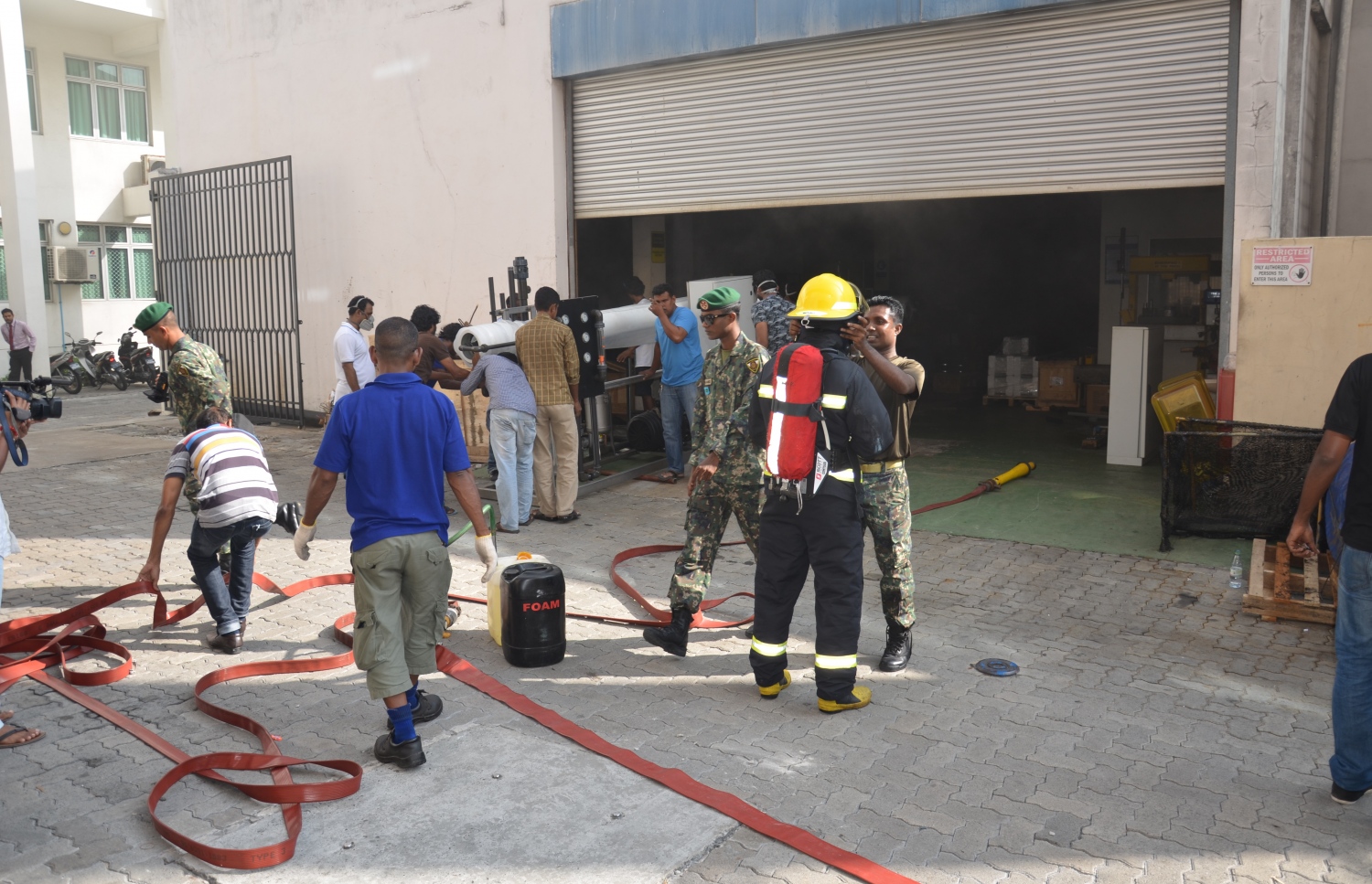 ޕެނަލް ބޯޑްގައި ރޯވި އަލިފާންގަނޑު ނިއްވާލުމަށް ސިފައިންނާއި އެމްޑަބްލިއުއެސްސީގެ މުވައްޒަފުން ހަރަކާތްތެރިވަނީ ފޮޓޯ: އެމްޑަބްލިއުއެސްސީ