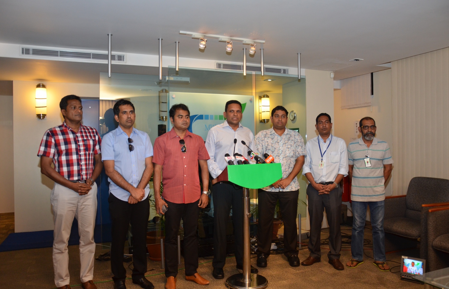 ކާރިސާއާ ގުޅިގެން ރައީސް ޔާމީން އެކުލަވާލެއްވި ޓާސްކް ފޯހުން ބޭއްވި ނޫސްވެރިންގެ ބައްދަލުވުމެއްގެ ތެރެއިން-- ފޮޓޯ: އެމްޑަބްލިއުއެސްސީ