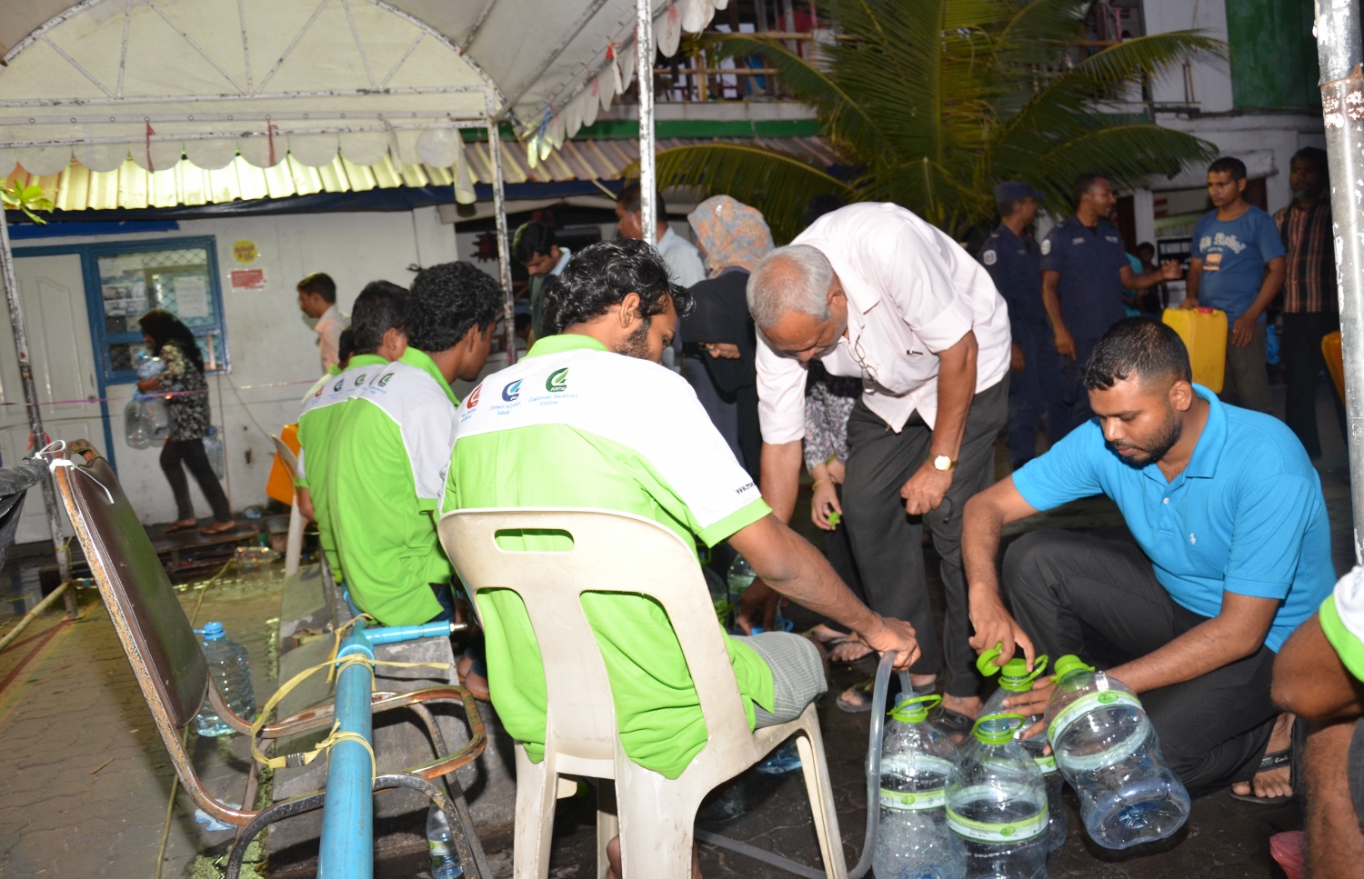 ވަގުތީ ގޮތުން ހެދި ފެން ދޫކުރާާ ސްޓޯލަކުން އާންމުން ފެން ގެންދަނީ