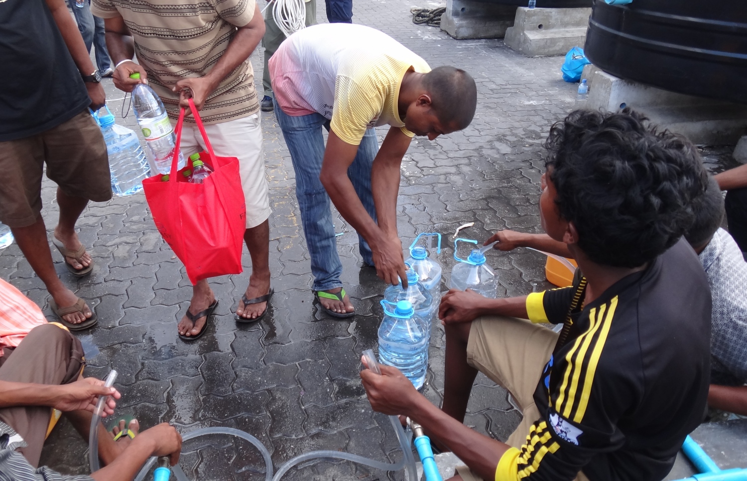 ކުއްލި ހާލަތުގައި ފެން ދޫކުރަނީ: ޑިސެމްބަރު 4، 2014 ގައި ވެރިރަށް ފެނަން ޖެހުނު --ފޮޓޯ: އެމްޑަބްލިއުއެސްސީ