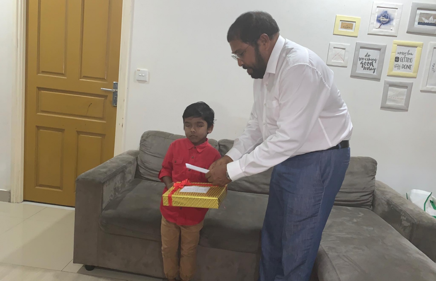 ގާސިމް އިބްރާހިމް މިއަދު ޔޫސުފާ ބައްދަލުކޮށް ހަދިޔާ ދެއްވަނީ. --- ފޮޓޯ: މިހާރު