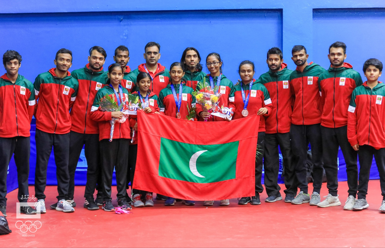 ޓޭބަލް ޓެނިސް ޓީމުގެ ކުޅުންތެރިންނާއި އޮފިޝަލުން ރާއްޖޭގެ ދިދަ ހިފައިގެން. -- ފޮޓޯ: މޯލްޑިވްސް އޮލިމްޕިކް ކޮމިޓީ/ އަބްދުﷲ އަބީދު