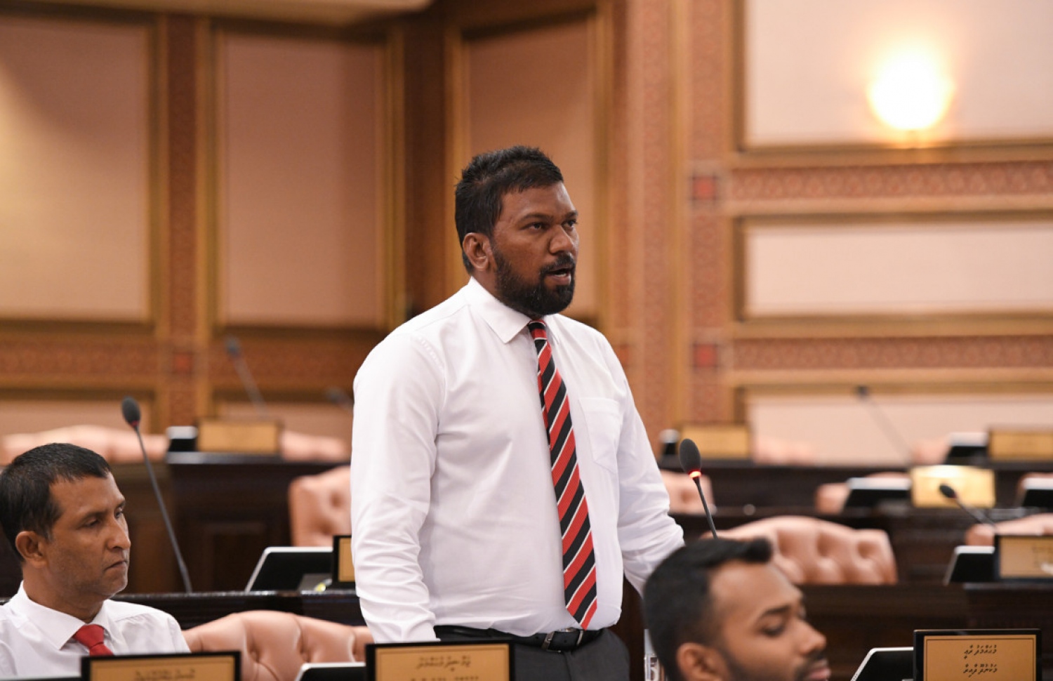 މަކުނުދޫ ދާއިރާގެ އެމްޑީޕީގެ މެމްބަރު ރާއީ، މަޖިލީހުގެ ޖަލްސާއެއްގައި ވާހަކަ ދައްކަވަނީ: ޔާމީނަށް، ޖަލުގައި ހިތްޕުޅު ހަމަޖެހިވަޑައިގެން އުޅުއްވޭނެ ގޮތް ވުމަށް އެދިވަޑައިގަންނަވާ ކަމަށް ރާއި ވިދާޅުވި.--- ފޮޓޯ: މަޖިލިސް