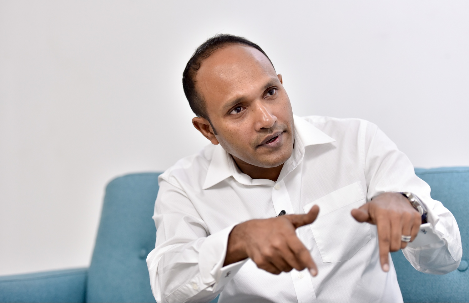 ޖަމީލް "މިހާރު" އަށް ވާހަކަ ދައްކަވަނީ. --ފޮޓޯ: އަލީ ނިޝާން/މިހާރު