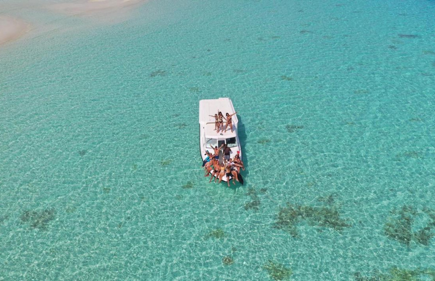 ޝެޑޯ ޕާމްގެ އެކްސްކާޝަންގައި ބޭނުންކުރާ ލޯންޗުގައި ޓޫރިސްޓުން ރާއްޖޭގެ ރީތި ފަޅެއް ތެރޭގައި -- ފޮޓޯ: ޝެޑޯޕާމް