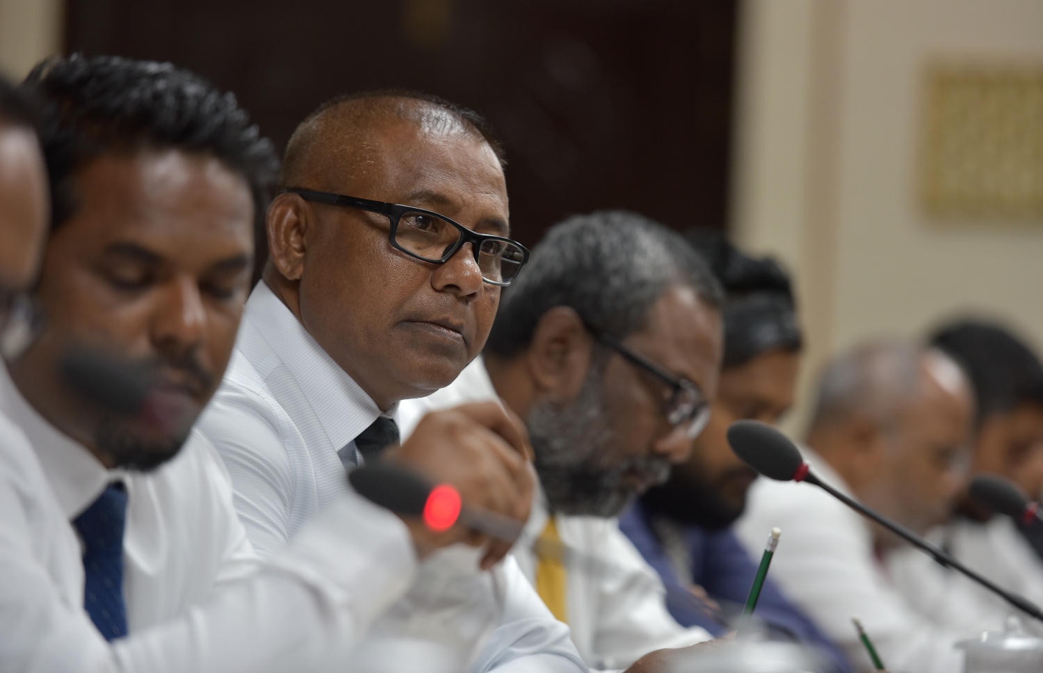 މަޖިލީހުގެ ކޮމިޓީއެއްގައި ނިޔާޒް ބައިވެރިވެވަޑައިގަންނަވަނީ. -- ފޮޓޯ: ނިޝާން އަލީ/މިހާރު