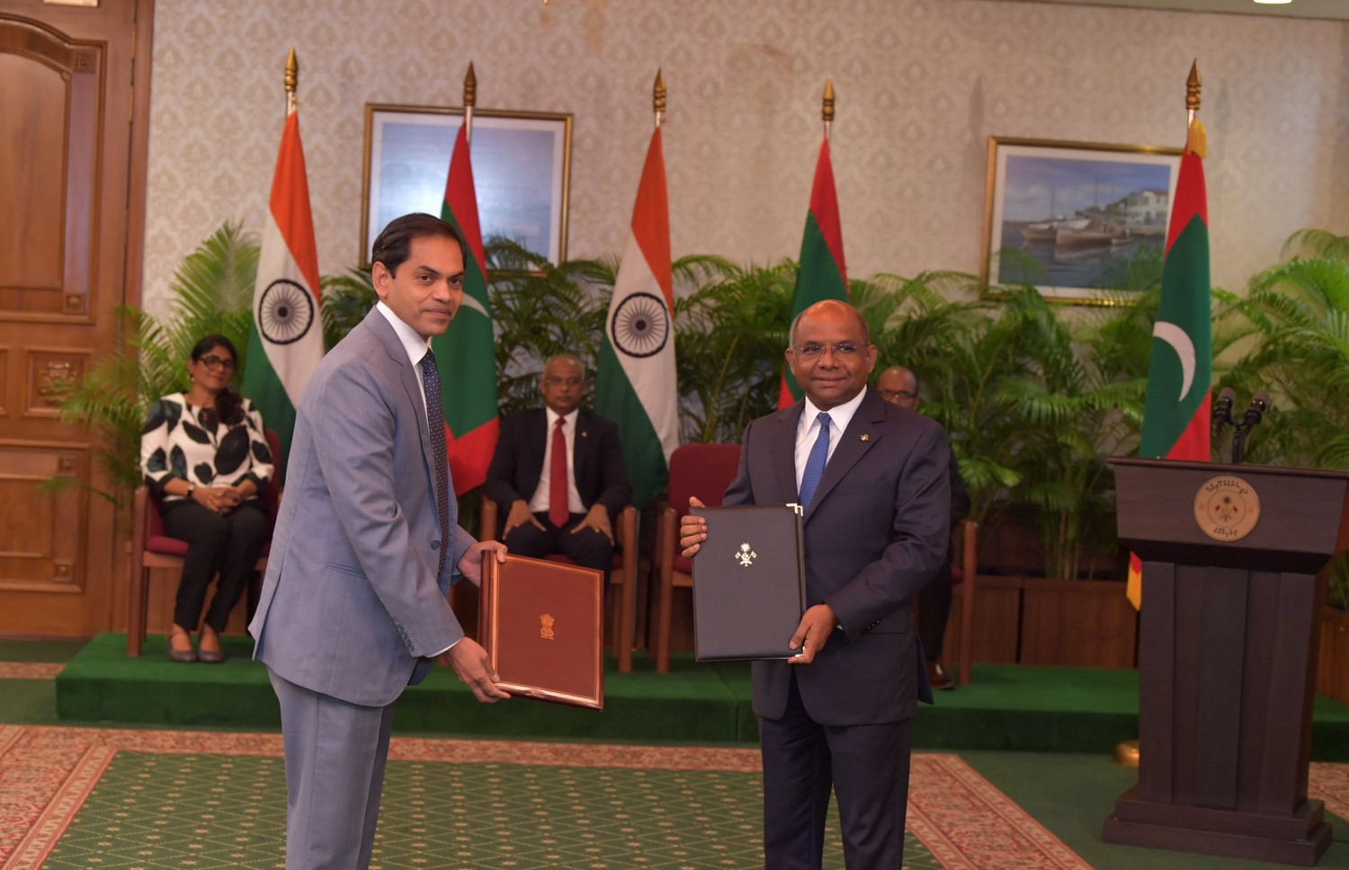 އިންޑިއާ އިން ދިން އެހީގެ އެއްބަސްވުން ފޮރިން މިނިސްޓަރު ޝާހިދު (ކ) އާއި އިންޑިއާ ސަފީރު ސަންޖޭ ސުދީރު ބަދަލު ކުރައްވަނީ. --ފޮޓޯ: ރައީސް އޮފީސް