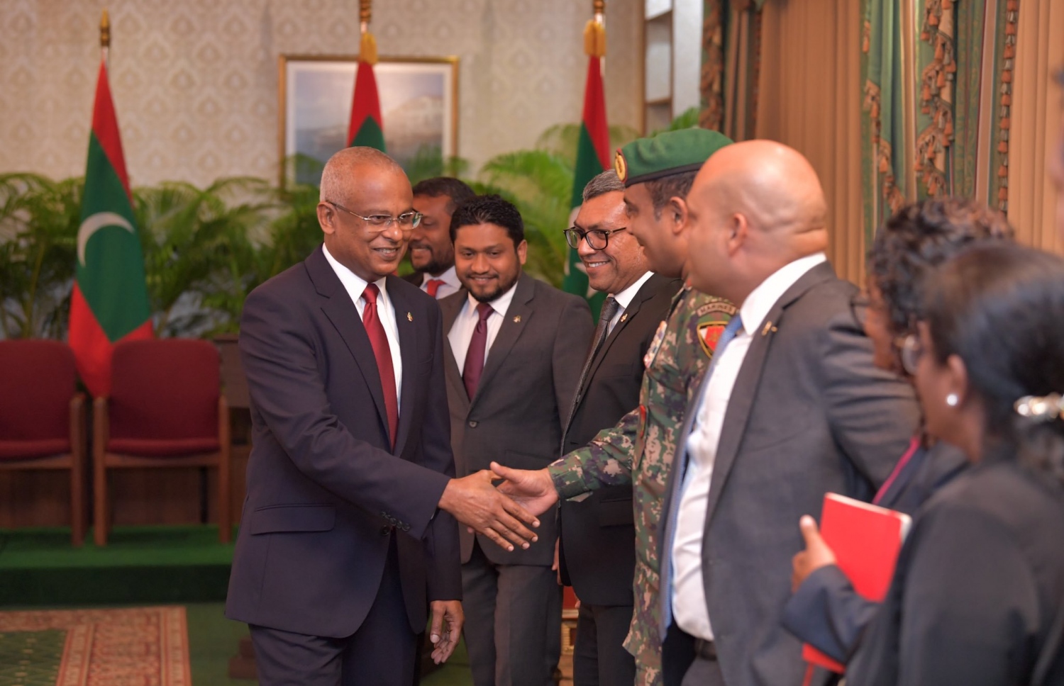 އެހީ ދިނުމުގެ ރަސްމިއްޔާތުގައި ރައީސް އިބްރާހިމް މުހައްމަދު ސޯލިހު ބައެއް ބޭފުޅުންނާ ސަލާމް ކުރައްވަނީ. --ފޮޓޯ: ރައީސް އޮފީސް