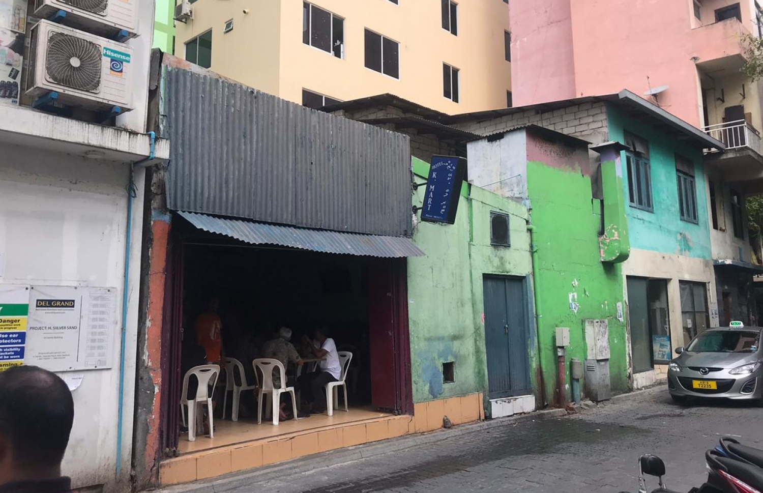 ގާސިމް އޭނާގެ އެކުވެރިންނާ އެކު އާންމުކޮށް ވަގުތު ހޭދަކުރާ ކޭމާޓު ހޮޓާ