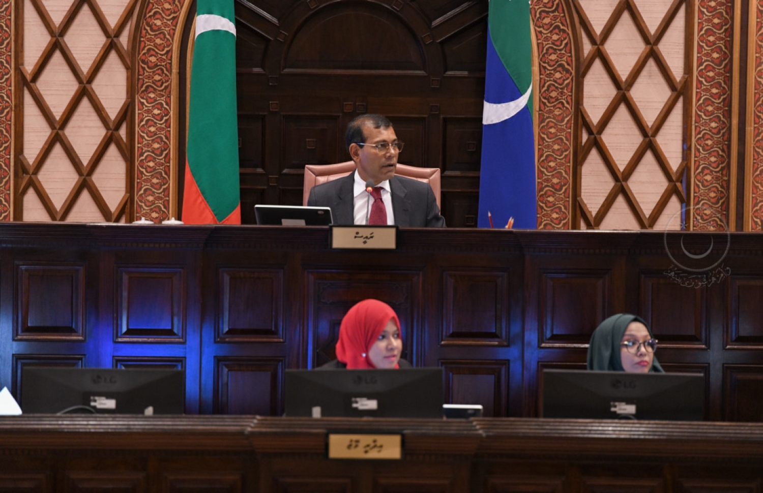 ރައްޔިތުންގެ މަޖިލިހުގެ ޖަލްސާއެއްގައި މަޖިލިހުގެ ރައީސް މުހައްމަދު ނަޝީދު ވާހަކަފުޅު ދައްކަވަނީ. އެމްއެމްޕީއާރުސީގެ ފައިސާގައި ޖެހުނު މީހުންނަށް ދައުވާކޮށްދޭން ނަޝީދު އެދިވަޑައިގެންނެވި. --- ފޮޓޯ: މަޖިލިސް