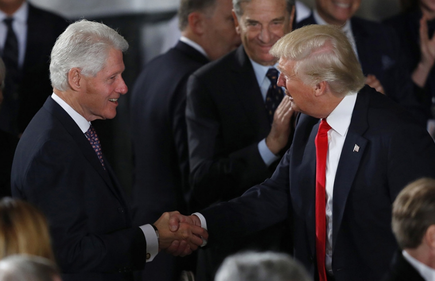 ރައީސް ޓްރަމްޕް، ކުރީގެ ރައީސް ބިލް ކްލިންޓަންއާ ސަލާންކުރައްވަނީ