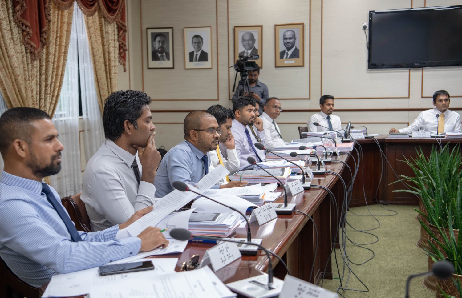 އެސްއޯއީ ކޮމިޓީގެ މެމްބަރުން، ކަމާބެހޭ އިދާރާތަކާ ސުވާލު ކުރައްވަނީ. --ފޮޓޯ/މަޖިލީސް