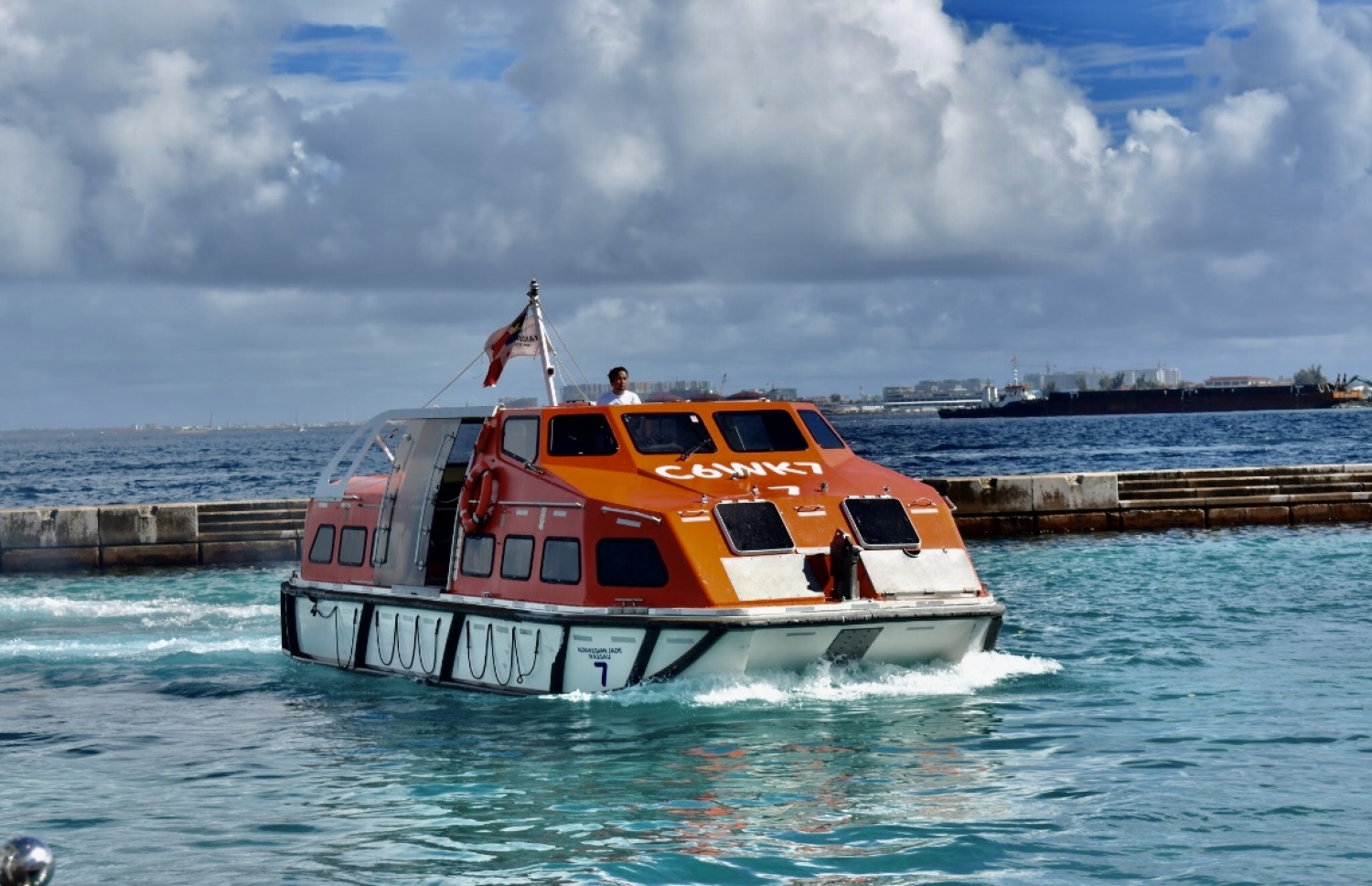 ނޯވީޖިއަން ޖޭޑްގެ މީހުން އުފުލާ ބޯޓެއް-- ފޮޓޯ: މިހާރު