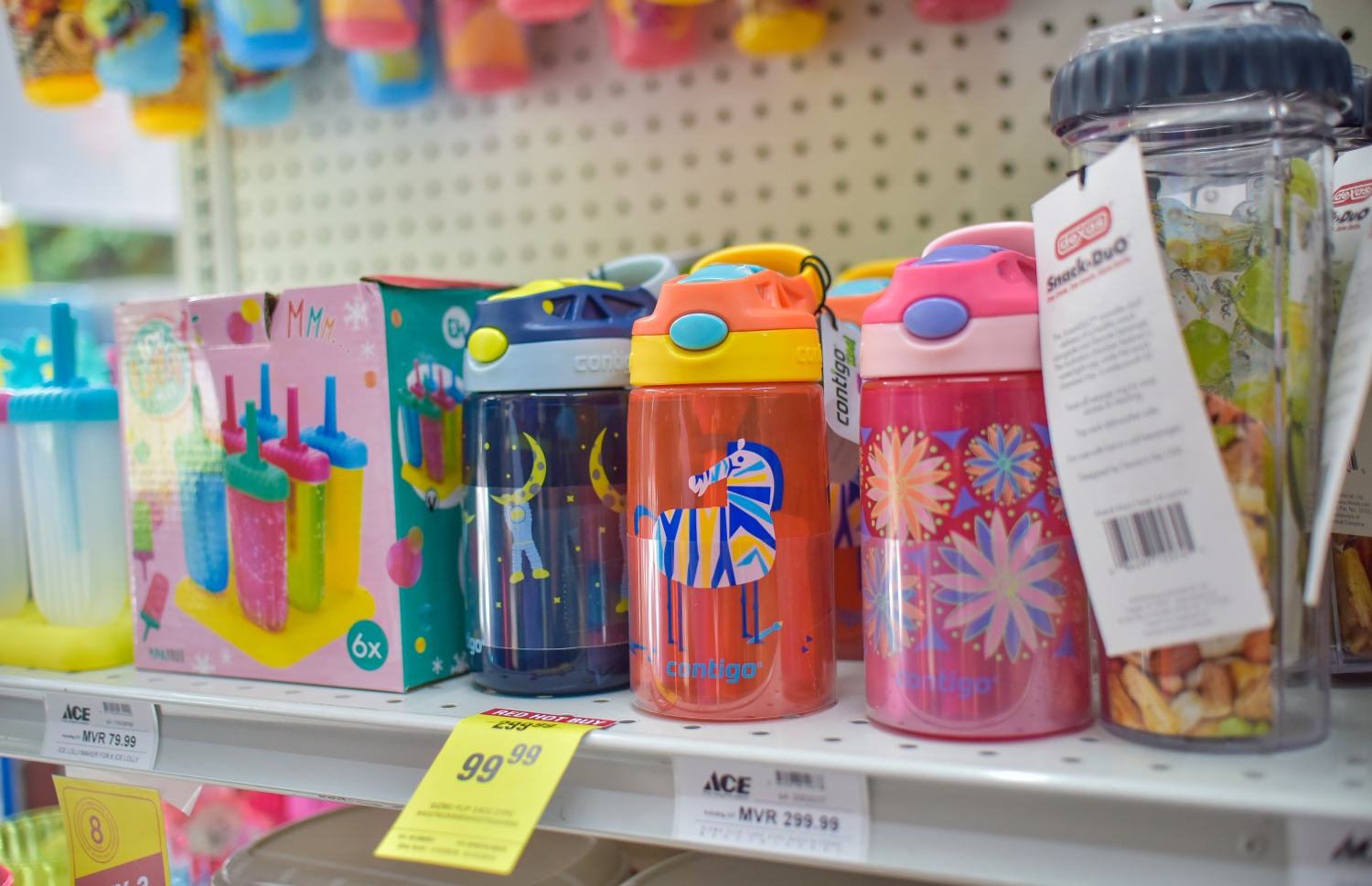 ސްކޫލް ކުދިން ފެންބޯން ބޭނުންކުރާ ފުޅި: މި ފުޅިތައް މިހާރު ލިބޭނީ 99.99ރ. އަށް-- ފޮޓޯ: ނިޝާން އަލީ/މިހާރު