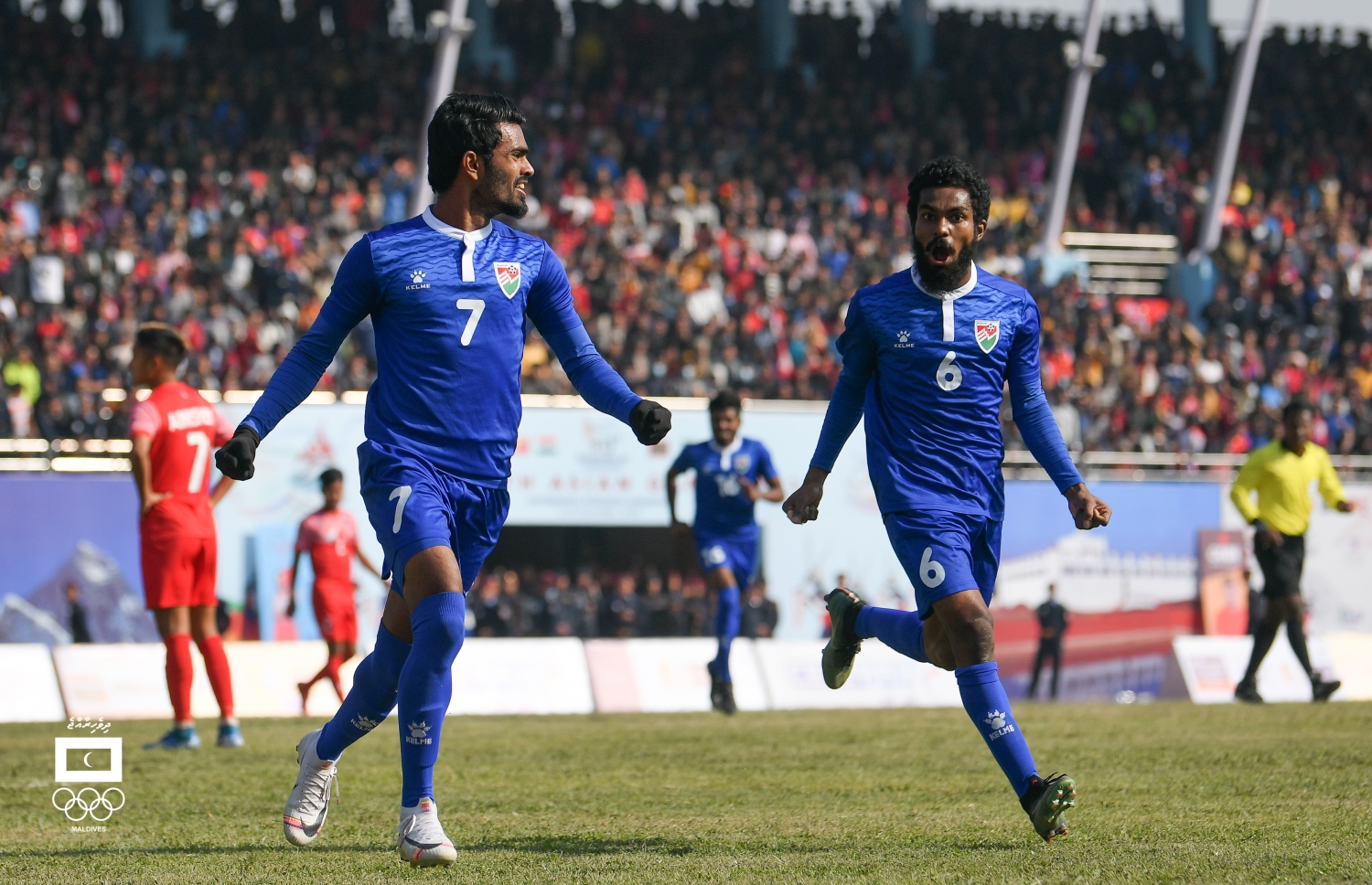 ލަނޑު ޖެހުމަށް ފަހު ސާމިރު (ކ) އާއި ފޭދޫ އިއްބެ އުފާފާޅުކުރަނީ. -- ފޮޓޯ: މޯލްޑިވްސް އޮލިމްޕިކް ކޮމިޓީ/ ހުސެއިން ވަހީދު