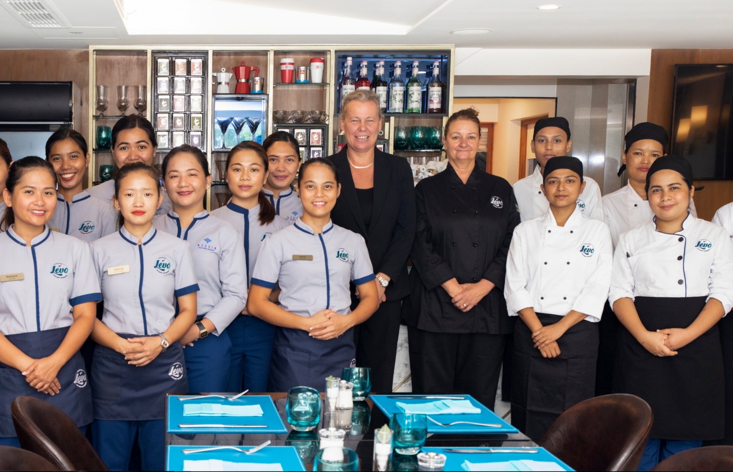 ލީވޯގެ މުވައްޒަފުން: އެ ރެސްޓޯރެންޓަކީ ހުސް އަންހެން މުވައްޒަފުން މަސައްކަތް ކުރާ ރެސްޓޯރެންޓެއް-- ފޮޓޯ: ސިމްޑީ