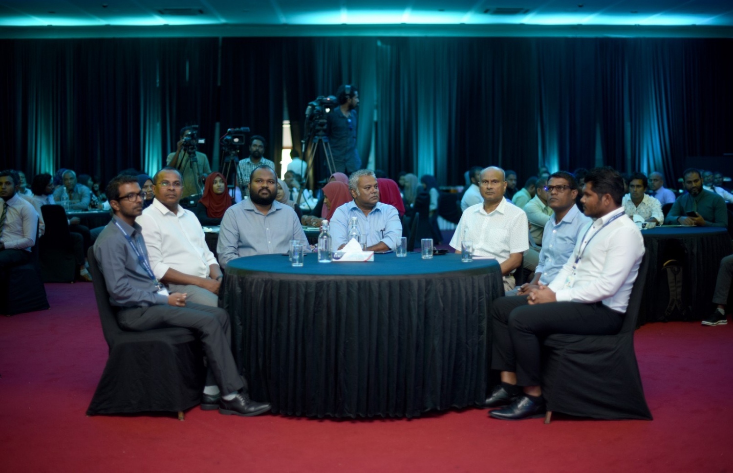 ކައުންސިލްތަކަށް ހާއްސަކޮށްގެން ކުރިއަށްގެންދިޔަ ޓްރޭނިން ނިންމާލުމުގެ ރަސްމިއްޔާތުގައި މިނިސްޓަރު އަލީ ވަހީދު (ވ-3) އާއި މެމްބަރު އަލީ ނިޔާޒު (މ) ބައިވެރިވެވަޑައިގަންނަވަނީ. --ފޮޓޯ: ޓޫރިޒަމް މިނިސްޓްރީ