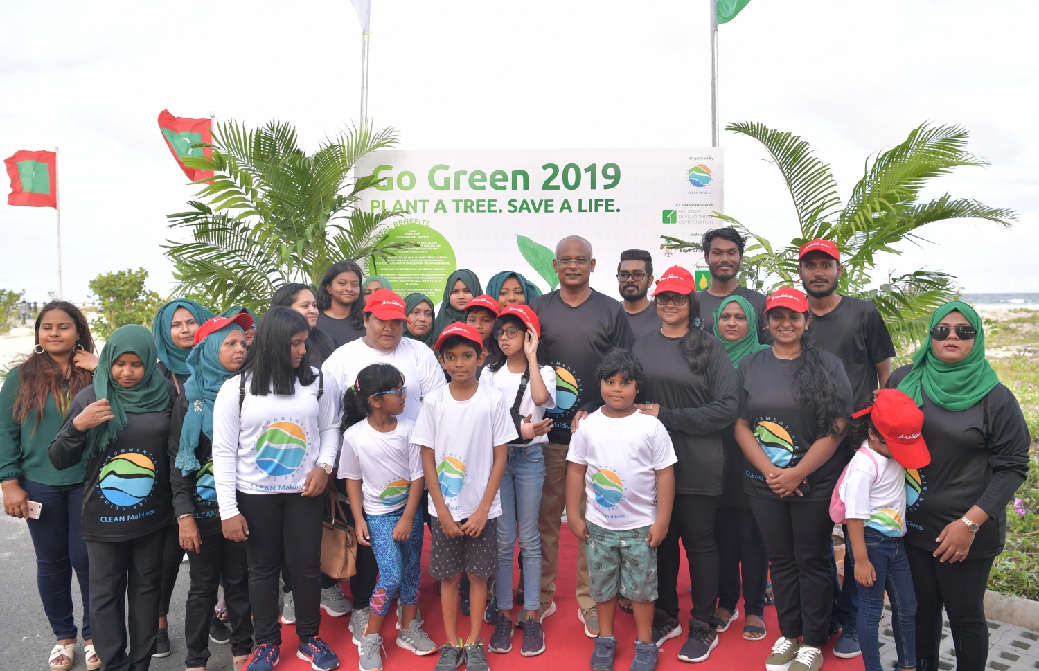 ހުޅުމާލެ- 07 ޑިސެމްބަރ 2019: ކްލީން މޯލްޑިވްސްއިން އިންތިޒާމްކޮށްގެން "ގޯ ގްރީން" ނަމުގައި ކުރިއަށް ގެންދިޔަ ގަސް އިންދުމުގެ ހަރަކާތުގައި ރައީސް އިބްރާހިމް މުހައްމަދު ސޯލިހާއެކު ހަރަކާރުގައި ބައިވެރި ބައެއް މީހުން ފޮޓޯއަކަށް ހުއްޓިގެން ، މިހަރަކާތުގައި ކްލީން މޯލްޑިވްސްގެ ފަރާތުންވަނީ 500 މަގޫ ގަހާއި 500 ރުއް އިންދާފައި --. ފޮޓޯ: ރައީސް އޮފީސް