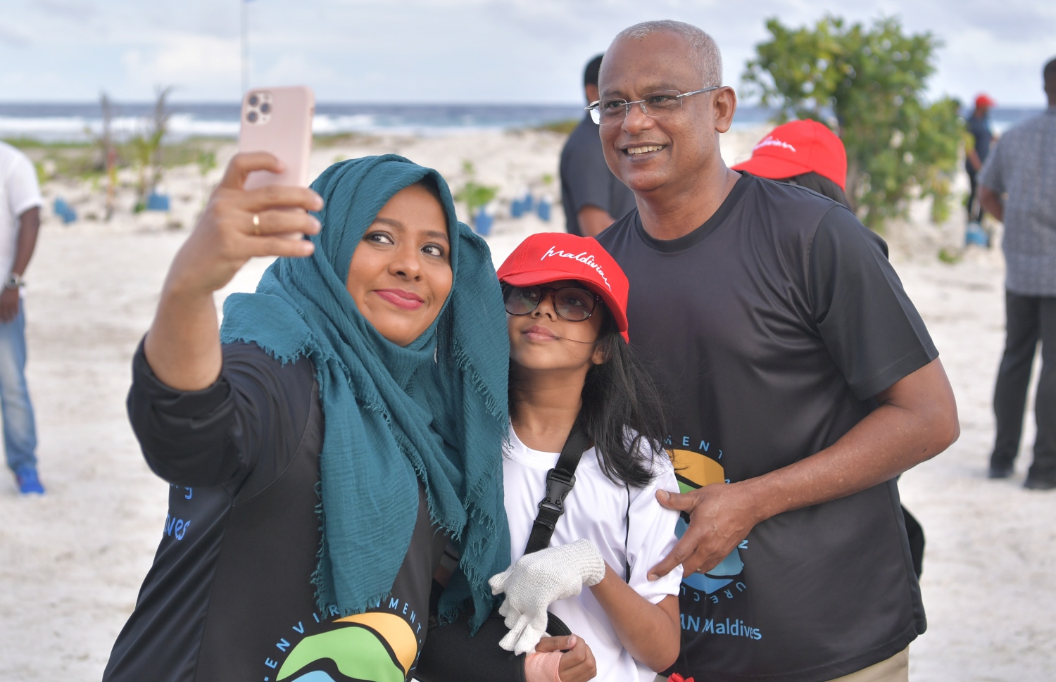 ހުޅުމާލެ- 07 ޑިސެމްބަރ 2019: ކްލީން މޯލްޑިވްސްއިން އިންތިޒާމްކޮށްގެން "ގޯ ގްރީން" ނަމުގައި ކުރިއަށް ގެންދިޔަ ގަސް އިންދުމުގެ ހަރަކާތުގައި ރައީސް އިބްރާހިމް މުހައްމަދު ސޯލިހާއެކު ހަރަކާރުގައި ބައިވެރި ބައެއް މީހުން ފޮޓޯއަކަށް ހުއްޓިގެން ، މިހަރަކާތުގައި ކްލީން މޯލްޑިވްސްގެ ފަރާތުންވަނީ 500 މަގޫ ގަހާއި 500 ރުއް އިންދާފައި --. ފޮޓޯ: ރައީސް އޮފީސް