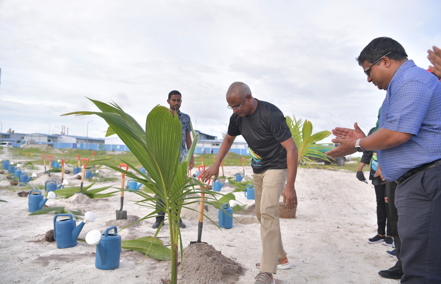 ހުޅުމާލެ- 07 ޑިސެމްބަރ 2019: ކްލީން މޯލްޑިވްސްއިން އިންތިޒާމްކޮށްގެން "ގޯ ގްރީން" ނަމުގައި ކުރިއަށް ގެންދިޔަ ގަސް އިންދުމުގެ ހަރަކާތުގައި ރައީސް އިބްރާހިމް މުހައްމަދު ސޯލިހް ގަސް އިންދަނީ، މިހަރަކާތުގައި ކްލީން މޯލްޑިވްސްގެ ފަރާތުންވަނީ 500 މަގޫ ގަހާއި 500 ރުއް އިންދާފައި --. ފޮޓޯ: ރައީސް އޮފީސް