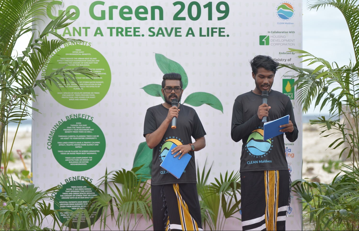 ހުޅުމާލެ- 07 ޑިސެމްބަރ 2019: ކްލީން މޯލްޑިވްސްއިން އިންތިޒާމްކޮށްގެން "ގޯ ގްރީން" ނަމުގައި ކުރިއަށް ގެންދިޔަ ގަސް އިންދުމުގެ ހަރަކާތުގައި ތެރެއިން ، މިހަރަކާތުގައި ކްލީން މޯލްޑިވްސްގެ ފަރާތުންވަނީ 500 މަގޫ ގަހާއި 500 ރުއް އިންދާފައި --. ފޮޓޯ: ރައީސް އޮފީސް