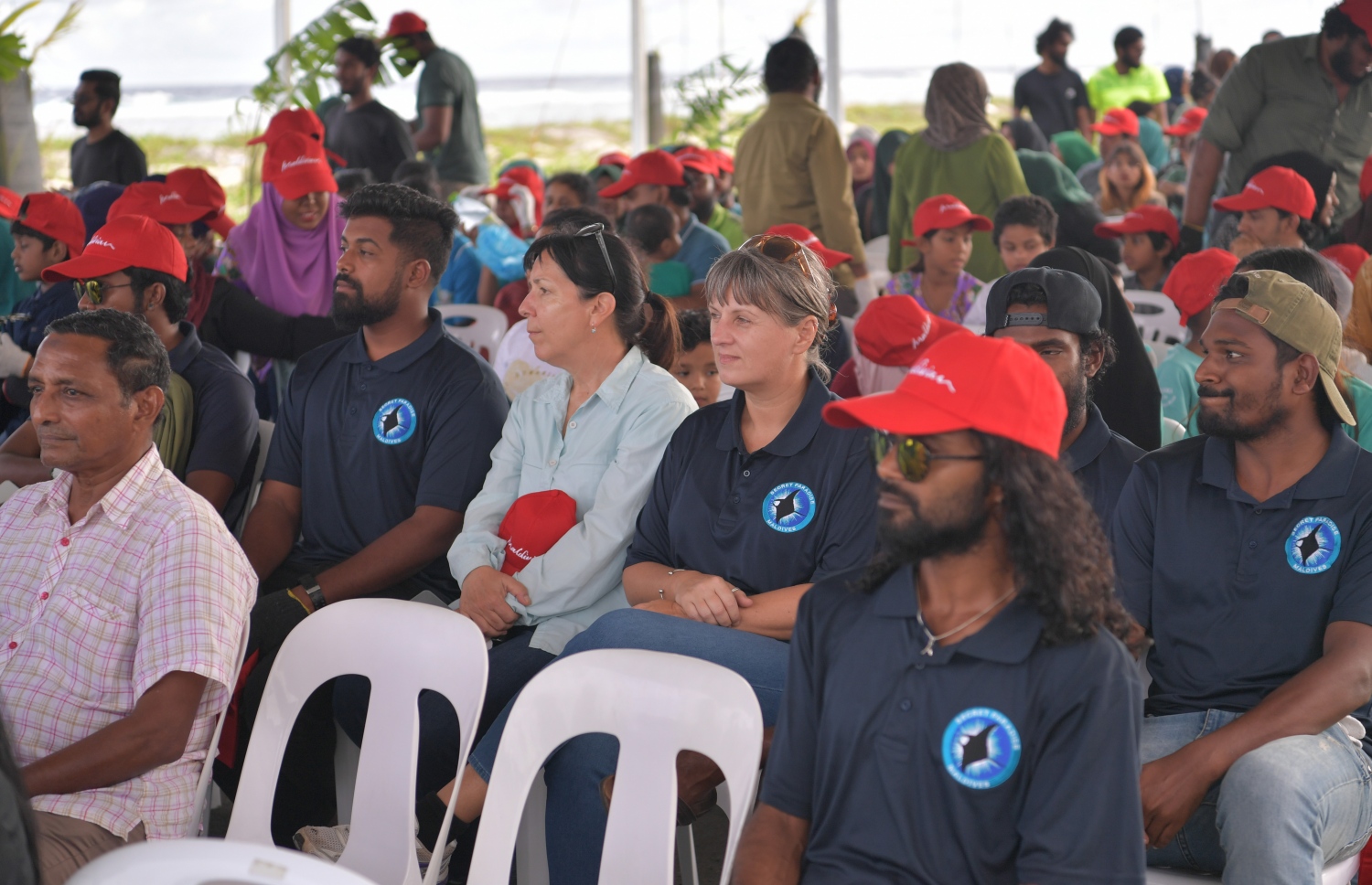 ހުޅުމާލެ- 07 ޑިސެމްބަރ 2019: ކްލީން މޯލްޑިވްސްއިން އިންތިޒާމްކޮށްގެން "ގޯ ގްރީން" ނަމުގައި ކުރިއަށް ގެންދިޔަ ގަސް އިންދުމުގެ ހަރަކާތުގައި ބައިވެރިވި ބައެއް މީހުން، މިހަރަކާތުގައި ކްލީން މޯލްޑިވްސްގެ ފަރާތުންވަނީ 500 މަގޫ ގަހާއި 500 ރުއް އިންދާފައި --. ފޮޓޯ: ރައީސް އޮފީސް