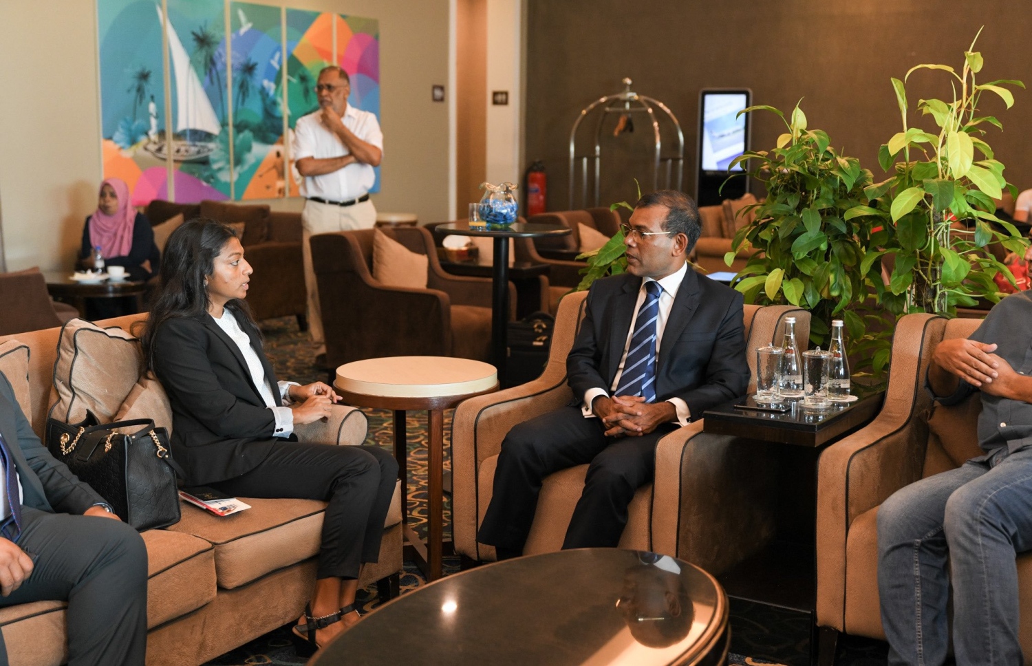 ރައްޔިތުންގެ މަޖިލިހުގެ ރައީސް މުހައްމަދު ނަޝީދާއި ނައިބު ރައީސް އީވާ އަބްދުﷲ މިއަދު ވެލާނާ އިންޓަނޭޝަނަލް އެއާޕޯޓުގައި. --- ފޮޓޯ: މަޖިލިސް