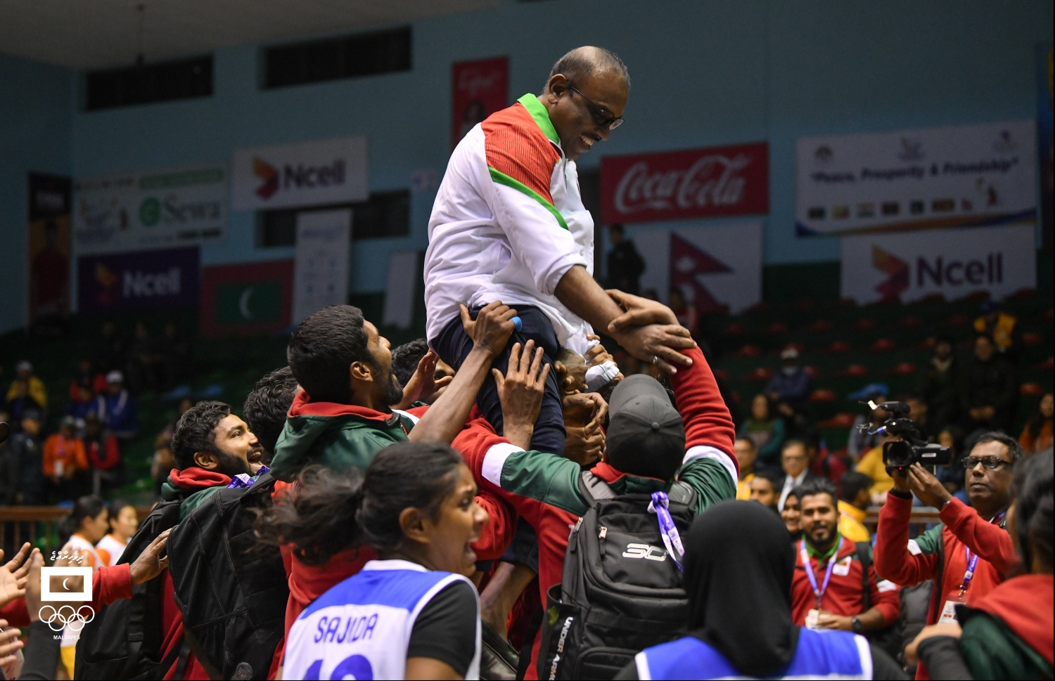 ޓީމުގެ ކުޅުންތެރިންނާއި އޮފިޝަލުން ކޯޗު ސުޕުން އުރާލައިގެން. -- އެމްއޯސީ ފޮޓޯ: ހުސެއިން ވަހީދު