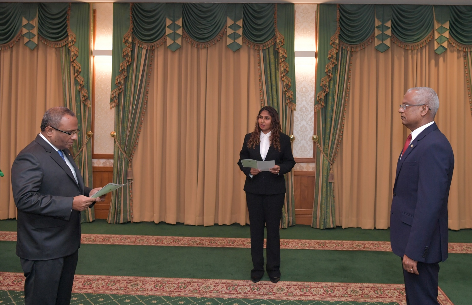 ސުއޫދު، ސުޕްރީމް ކޯޓުގެ ފަނޑިޔާރުކަމުގެ ހުވާ ރައީސް އިބްރާހިމް މުހައްމަދު ސޯލިހުގެ ކުރިފުޅުމަތީގައި މިއަދު ކުރައްވަނީ: ސުއޫދަށް ހުވާލައި ދެއްވީ ސުޕްރީމް ކޯޓުގެ ފަނޑިޔާރު އަޒްމިރާލްދާ ޒާހިރު.---ފޮޓޯ: ރައީސް އޮފީސް