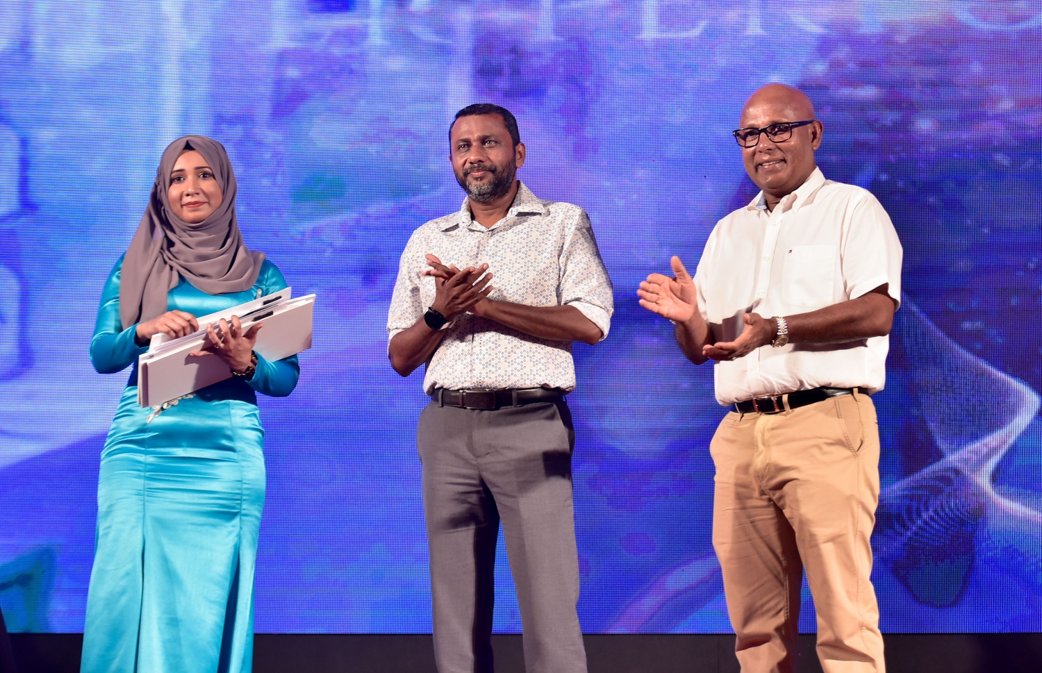 މާލެ- ޑިސެމްބަރު 8، 2019: އޭޑީކޭ ހޮސްޕިޓަލްގެ މުވައްޒަފުންގެ އަގު ވަޒަން ކުރަން ބޭއްވި ހަފްލާގައި އޭޑީކޭގެ ޗެއާމަން ނާޝިދު އާއި މެނޭޖިން ޑައިރެކްޓަރު އަހުމަދު އަފްއާލް ބައިވެރިވެވަޑައިގަންނަވަނީ --. ފޮޓޯ: ނިޝާން އަލީ/ މިހާރު