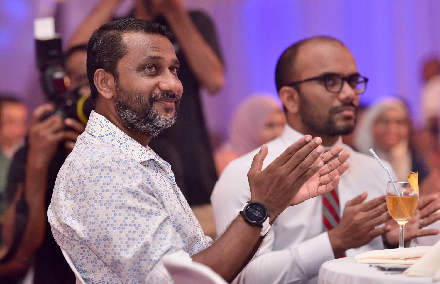 މާލެ- ޑިސެމްބަރު 8، 2019: އޭޑީކޭ ހޮސްޕިޓަލްގެ މުވައްޒަފުންގެ އަގު ވަޒަން ކުރަން ބޭއްވި ހަފްލާގައި މެނޭޖިން ޑައިރެކްޓަރު އަހުމަދު އަފްއާލް ބައިވެރިވެވަޑައިގަންނަވަނީ --. ފޮޓޯ: ނިޝާން އަލީ/ މިހާރު