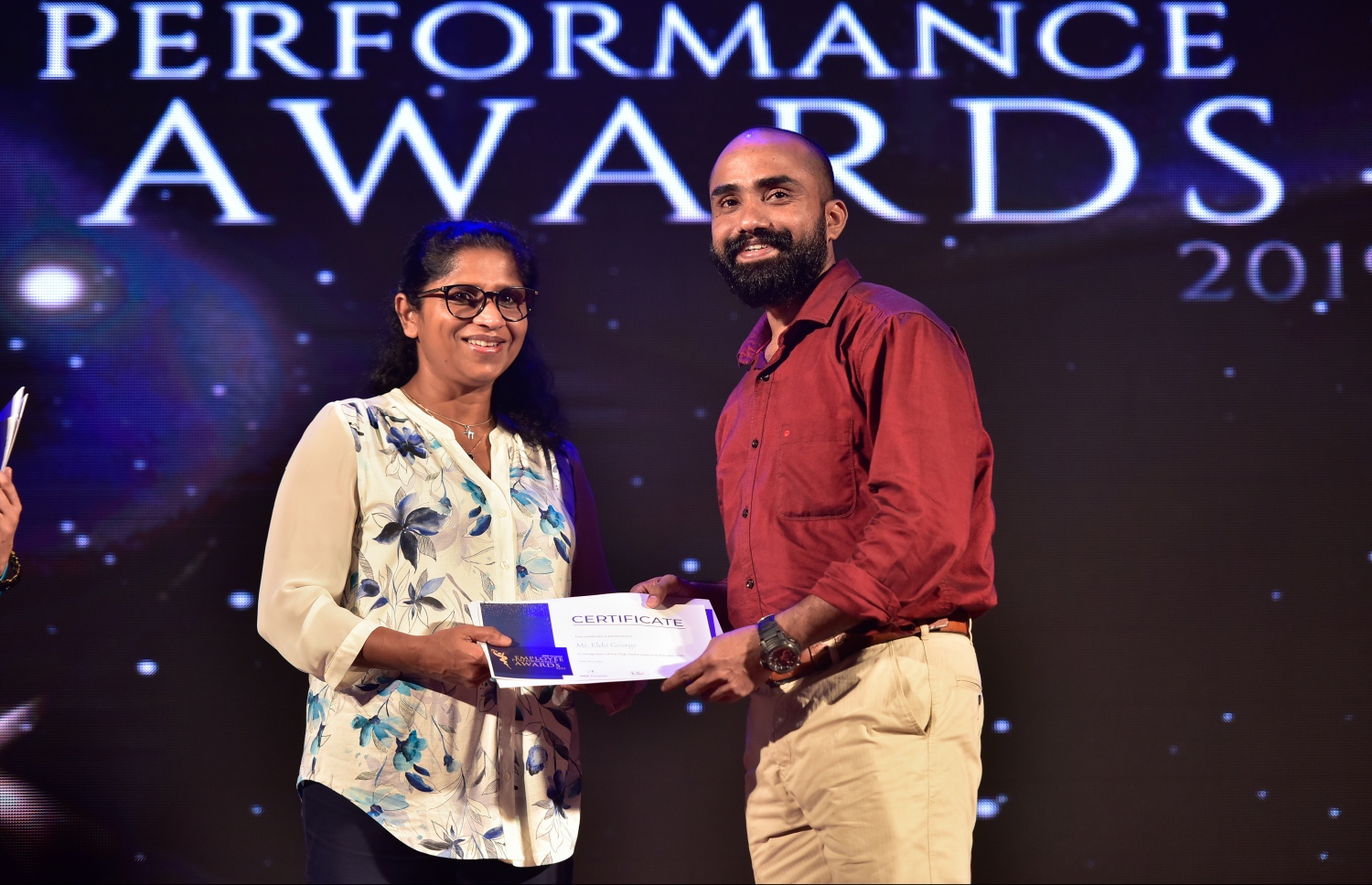 މާލެ- ޑިސެމްބަރު 8، 2019: އޭޑީކޭ ހޮސްޕިޓަލްގެ މުވައްޒަފުންގެ އަގު ވަޒަން ކުރަން ބޭއްވި ހަފްލާގައި އެހޮސްޕިޓަލްގެ މިދިޔަ އަހަރު ޕާފޯމަންސް އެވޯޑު ލިބުނު މުވައްޒަފަކާ އިނާމު ހަވާލު ކުރައްވަނީ --. ފޮޓޯ: ނިޝާން އަލީ/ މިހާރު