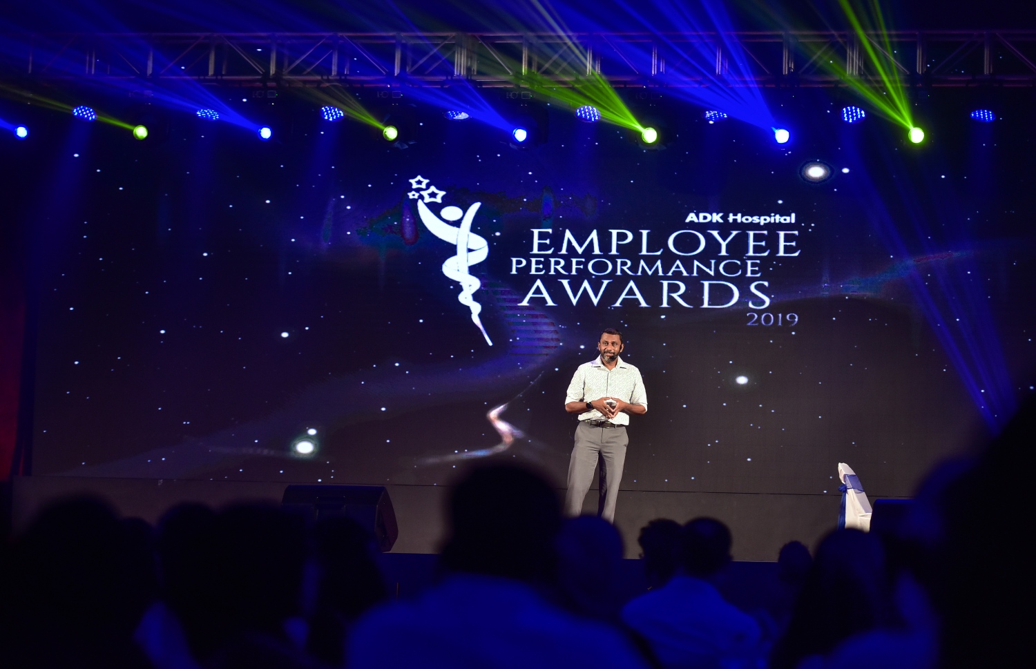 މާލެ- ޑިސެމްބަރު 8، 2019: އޭޑީކޭ ހޮސްޕިޓަލްގެ މުވައްޒަފުންގެ އަގު ވަޒަން ކުރަން ބޭއްވި ހަފްލާގެ ތެރެއިން: މިދިޔަ އަހަރު އެ ހޮސްޕިޓަލުގެ އެންމެ ރަނގަޅަށް މަސައްކަތް ކުރި މުވައްޒަފަކަށް ހޮވުނީ އިންޑިއާގެ މީހެއް ކަމަށްވާ ހަސަން މުހައްމަދު ޝެއިޚް ދާއޫދު --. ފޮޓޯ: ނިޝާން އަލީ/ މިހާރު